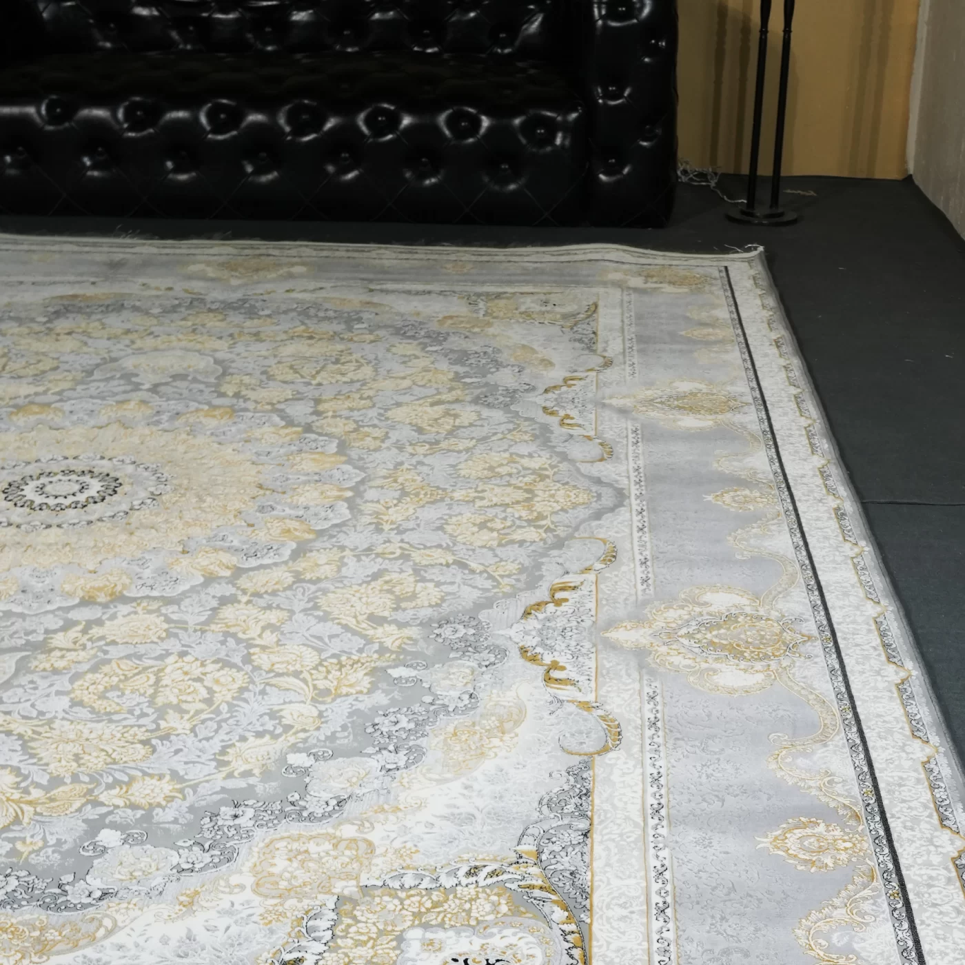 فرش ماشینی 1200 شانه تراکم 3600 گل برجسته طرح معراج نقره ای