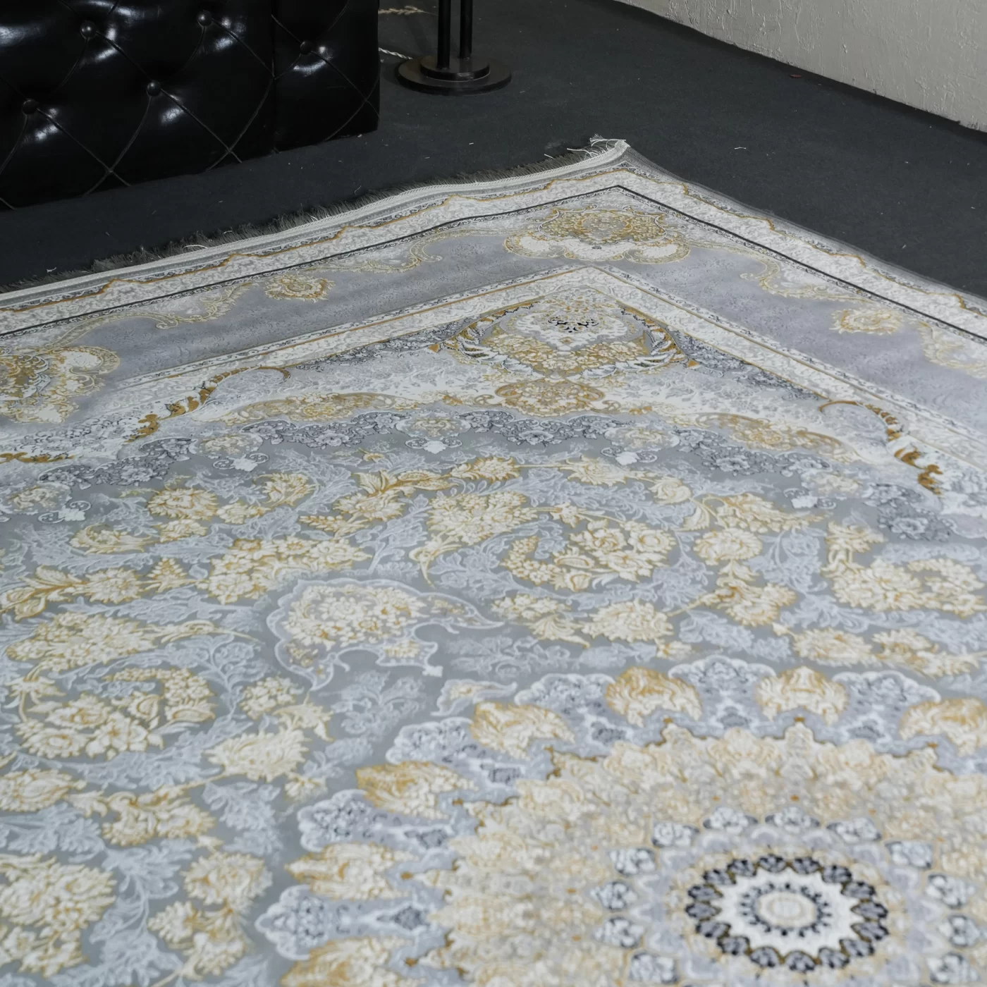 فرش ماشینی 1200 شانه تراکم 3600 گل برجسته طرح معراج نقره ای