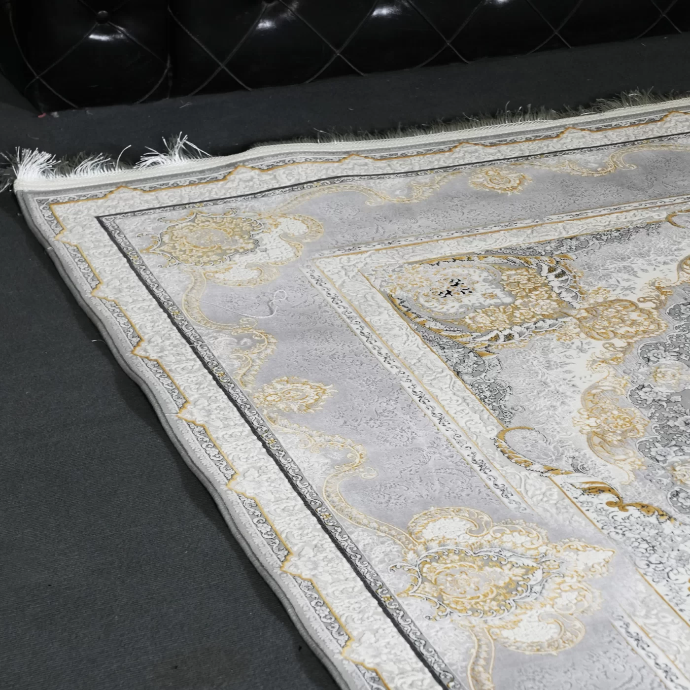 فرش ماشینی 1200 شانه تراکم 3600 گل برجسته طرح معراج نقره ای