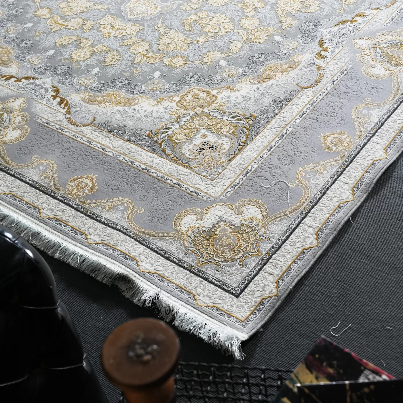 فرش ماشینی 1200 شانه تراکم 3600 گل برجسته طرح معراج نقره ای