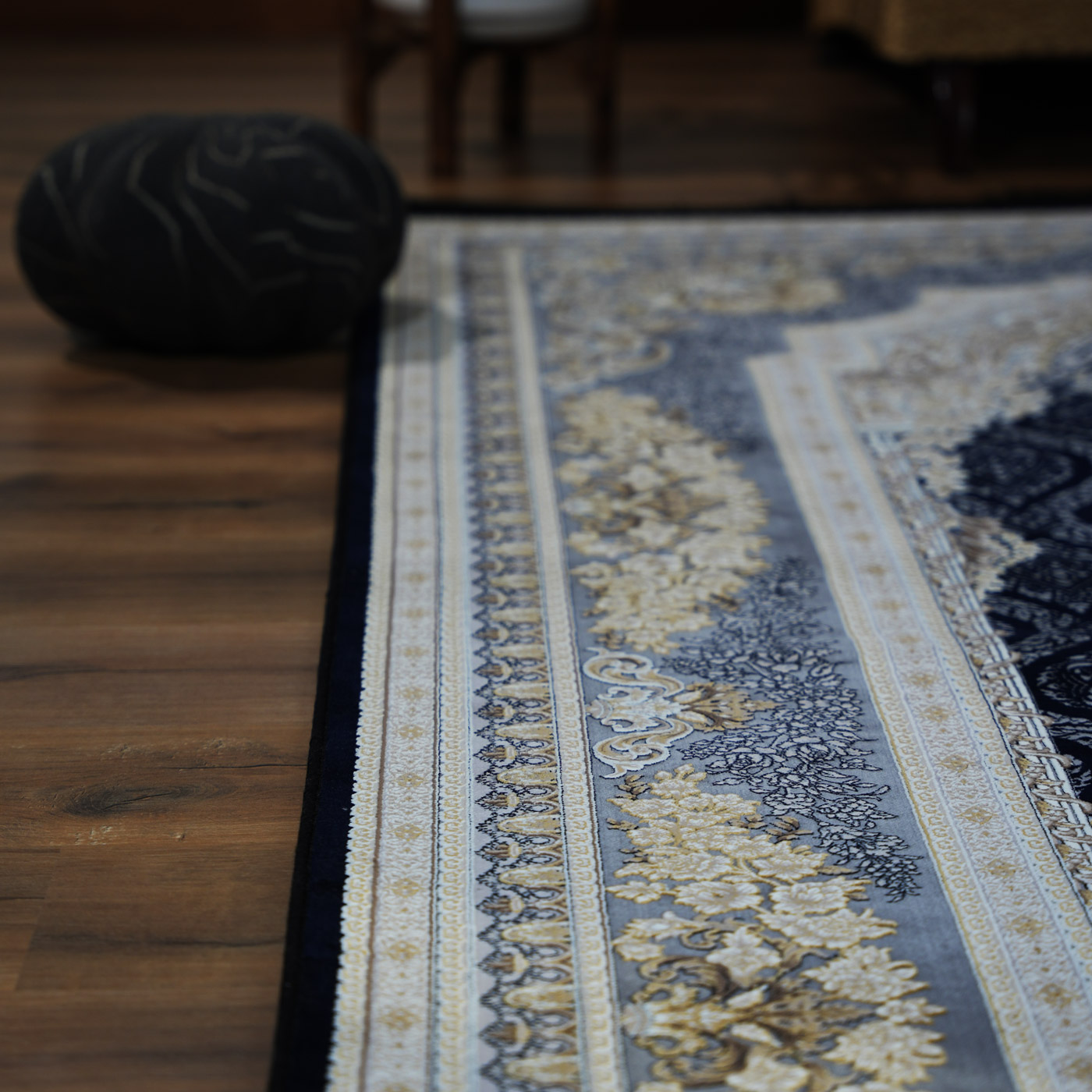  فرش ماشینی 1200 شانه تراکم 3600 گل برجسته طرح مژده سرمه ای