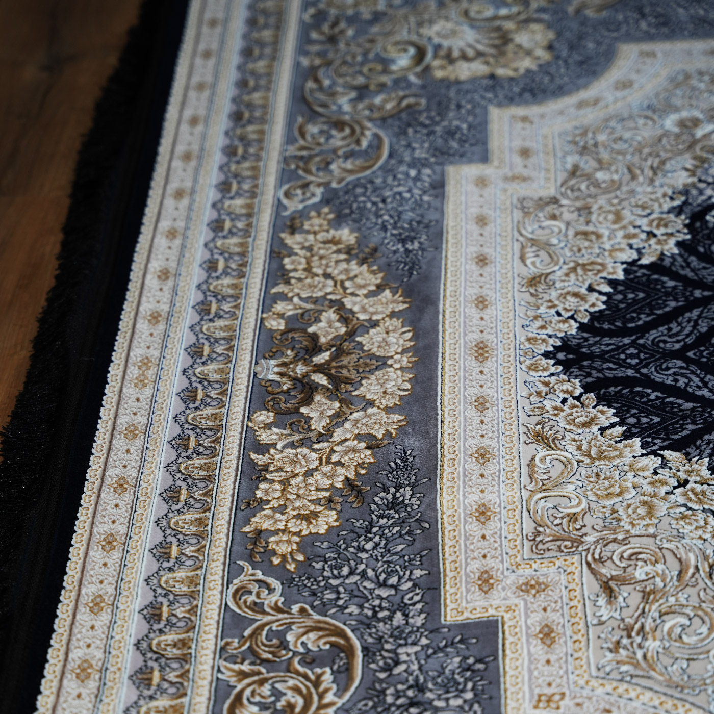  فرش ماشینی 1200 شانه تراکم 3600 گل برجسته طرح مژده سرمه ای