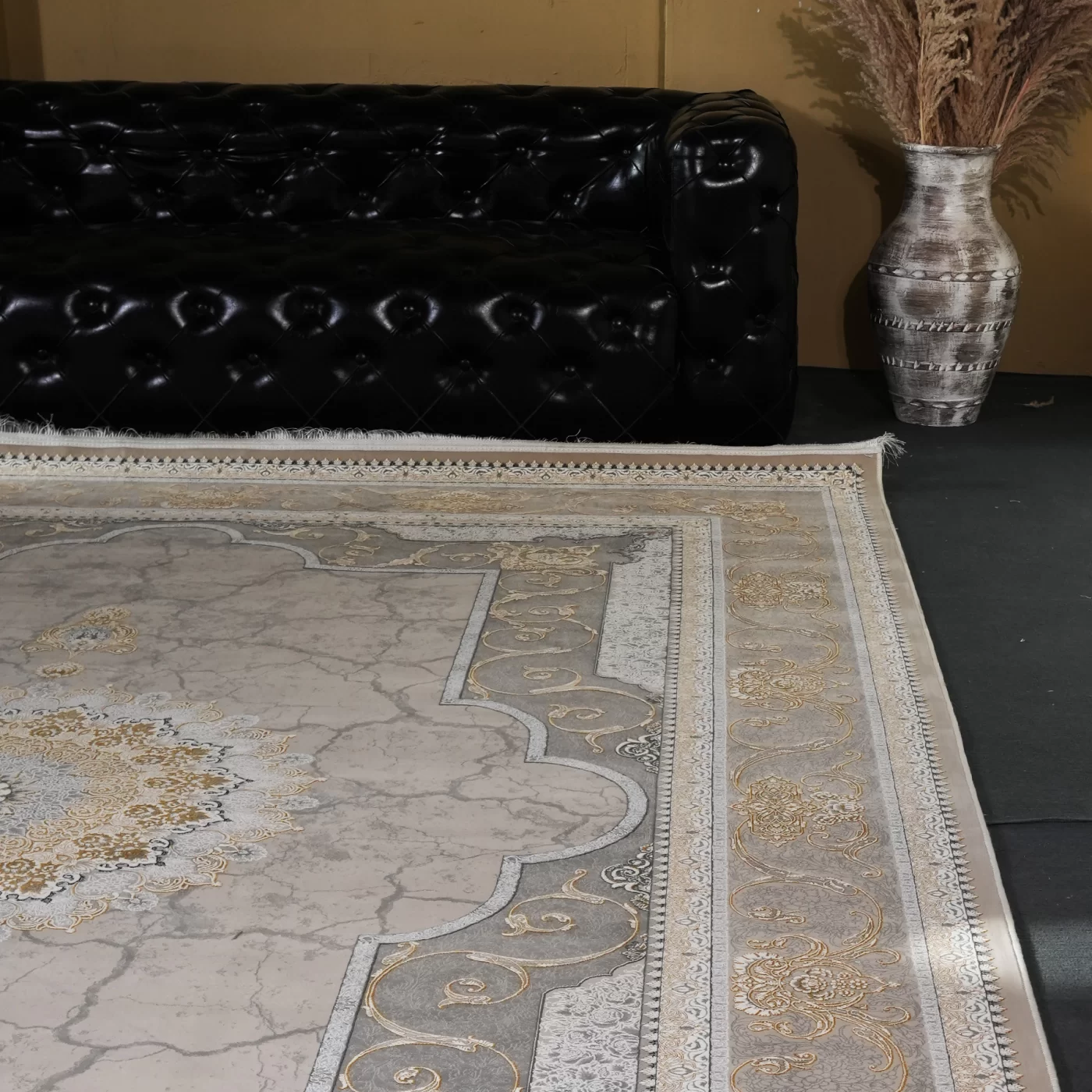 فرش ماشینی 1200 شانه تراکم 3600 گل برجسته طرح نسیم بژ