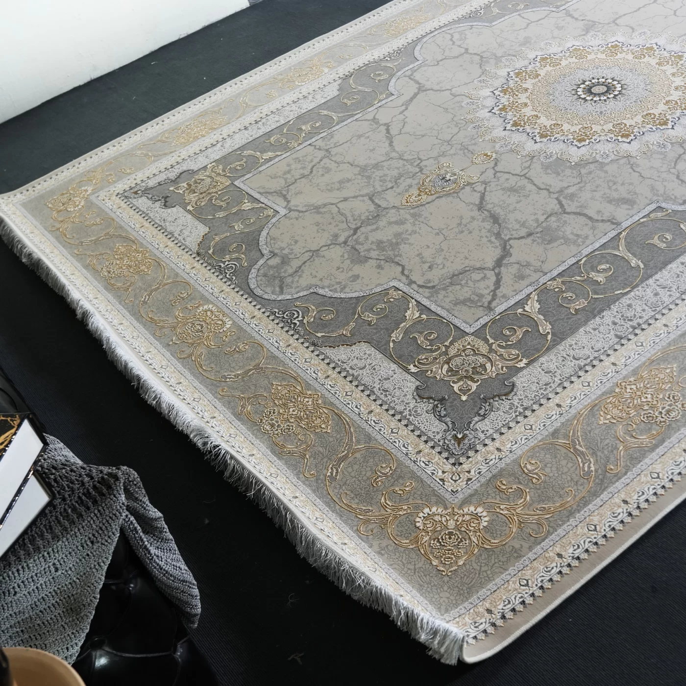 فرش ماشینی 1200 شانه تراکم 3600 گل برجسته طرح نسیم بژ