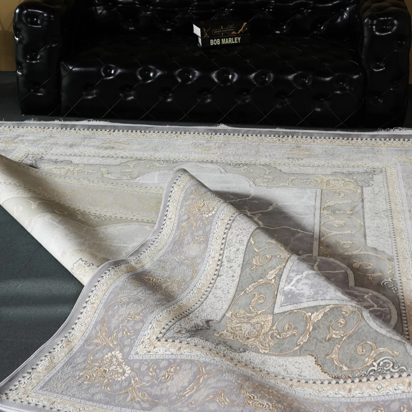 فرش ماشینی 1200 شانه تراکم 3600 گل برجسته طرح نسیم نقره ای