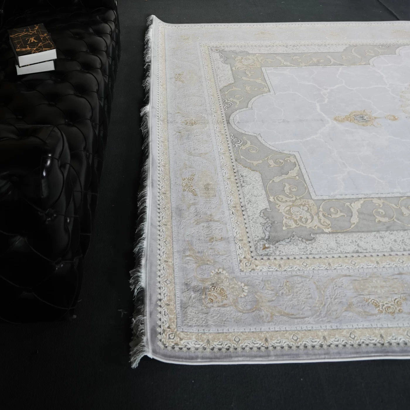 فرش ماشینی 1200 شانه تراکم 3600 گل برجسته طرح نسیم نقره ای