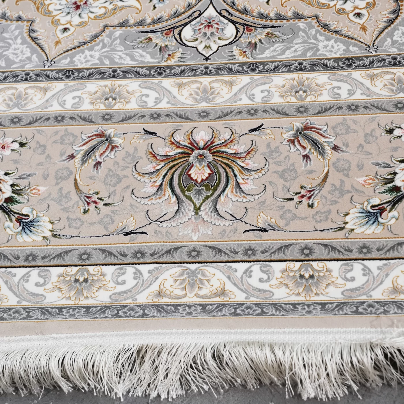 فرش ماشینی 1200 شانه تراکم 3600 گل برجسته طرح پرند بژ طلا کوب