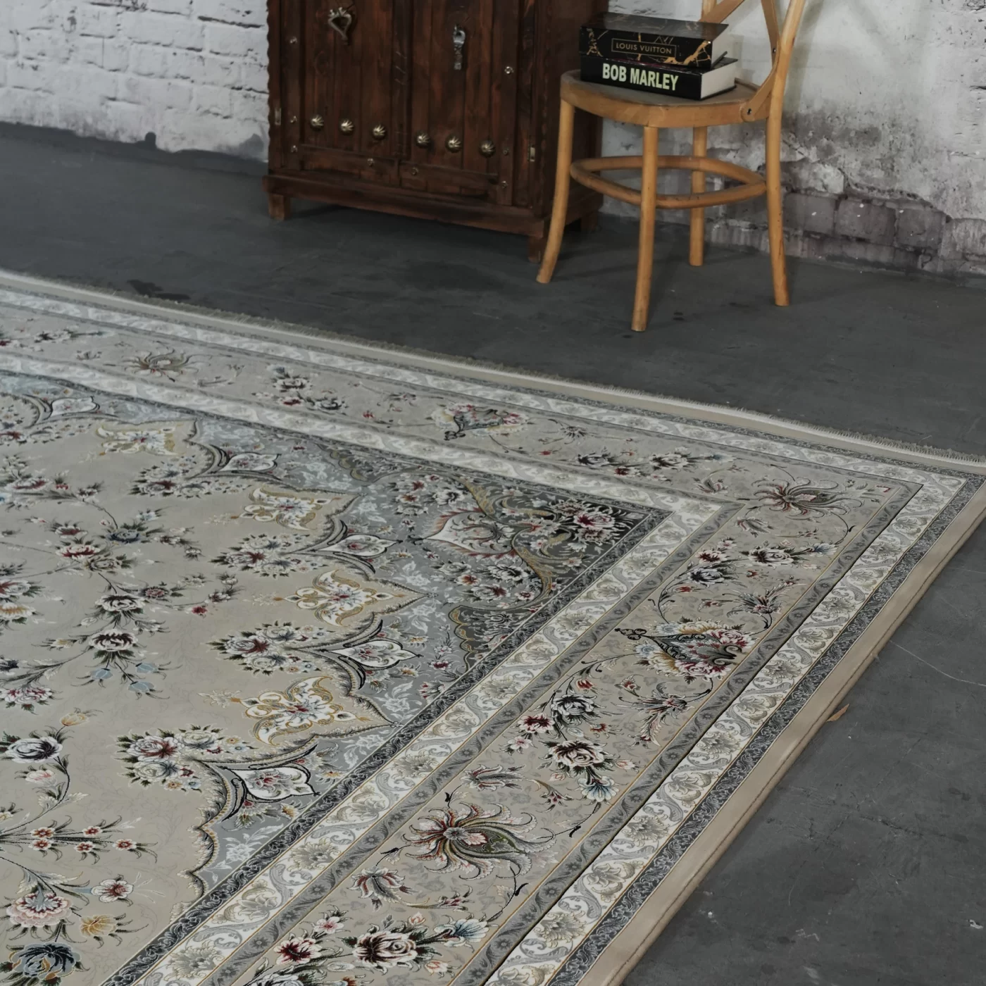 فرش ماشینی 1200 شانه تراکم 3600 گل برجسته طرح پرند بژ طلا کوب