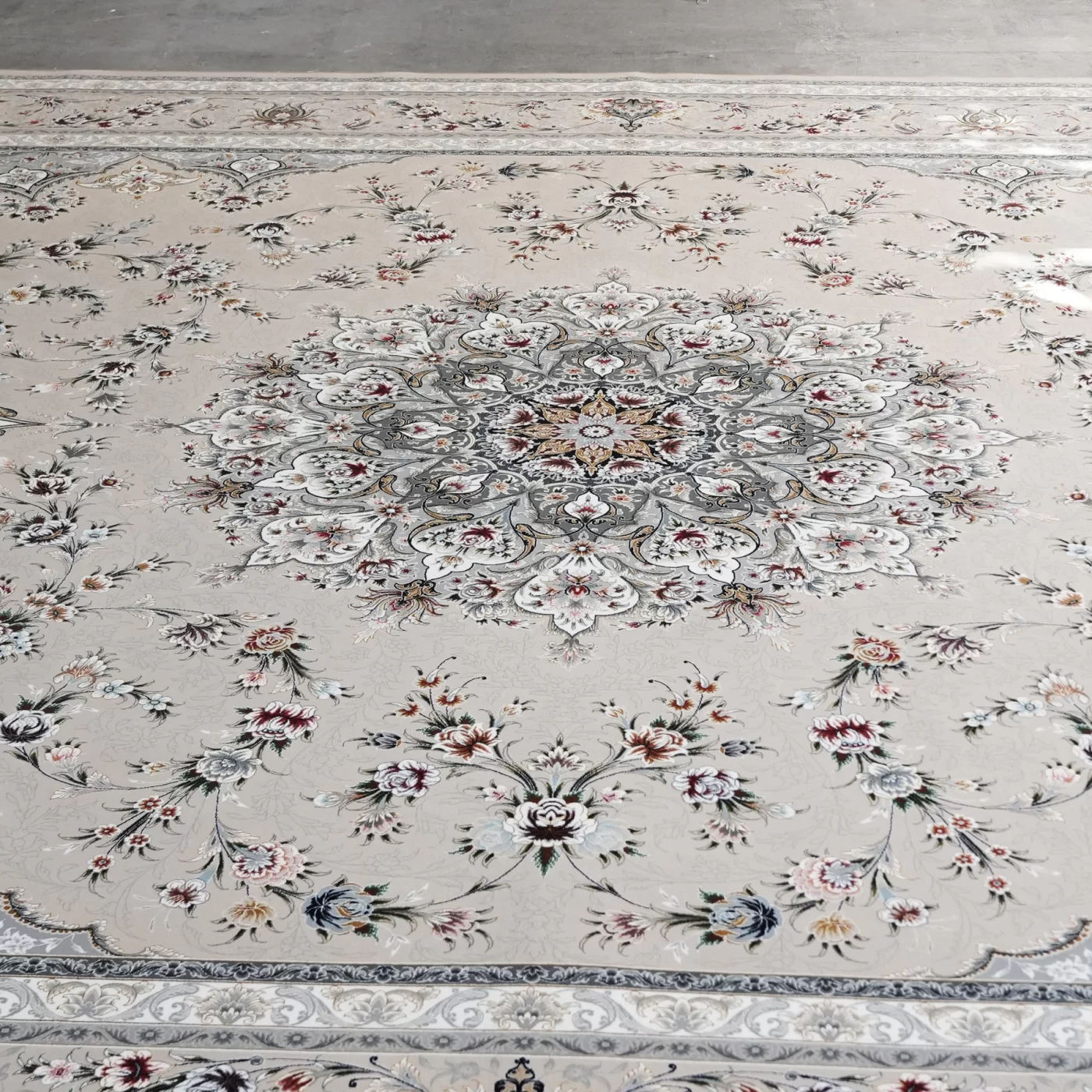 فرش ماشینی 1200 شانه تراکم 3600 گل برجسته طرح پرند بژ طلا کوب