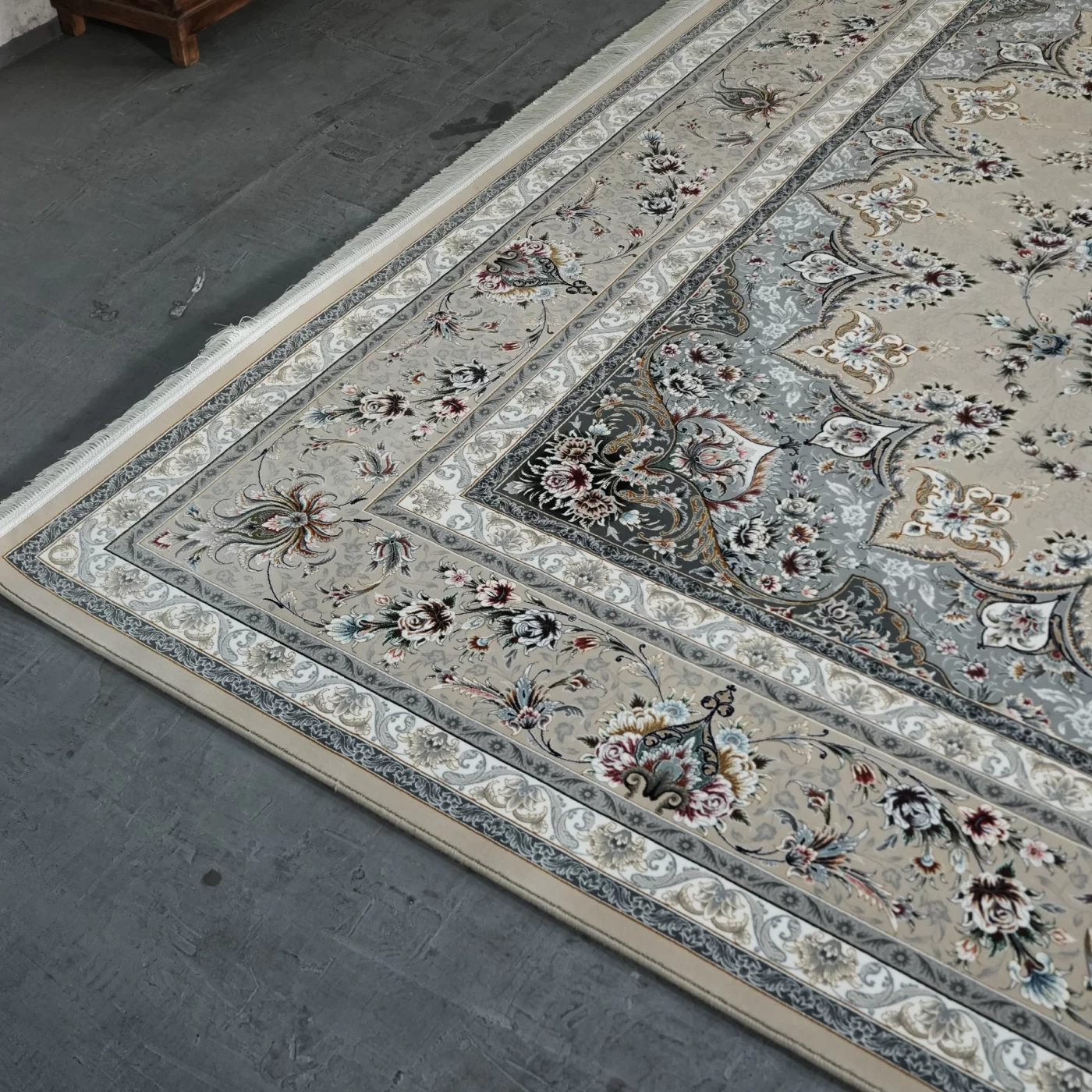 فرش ماشینی 1200 شانه تراکم 3600 گل برجسته طرح پرند بژ طلا کوب