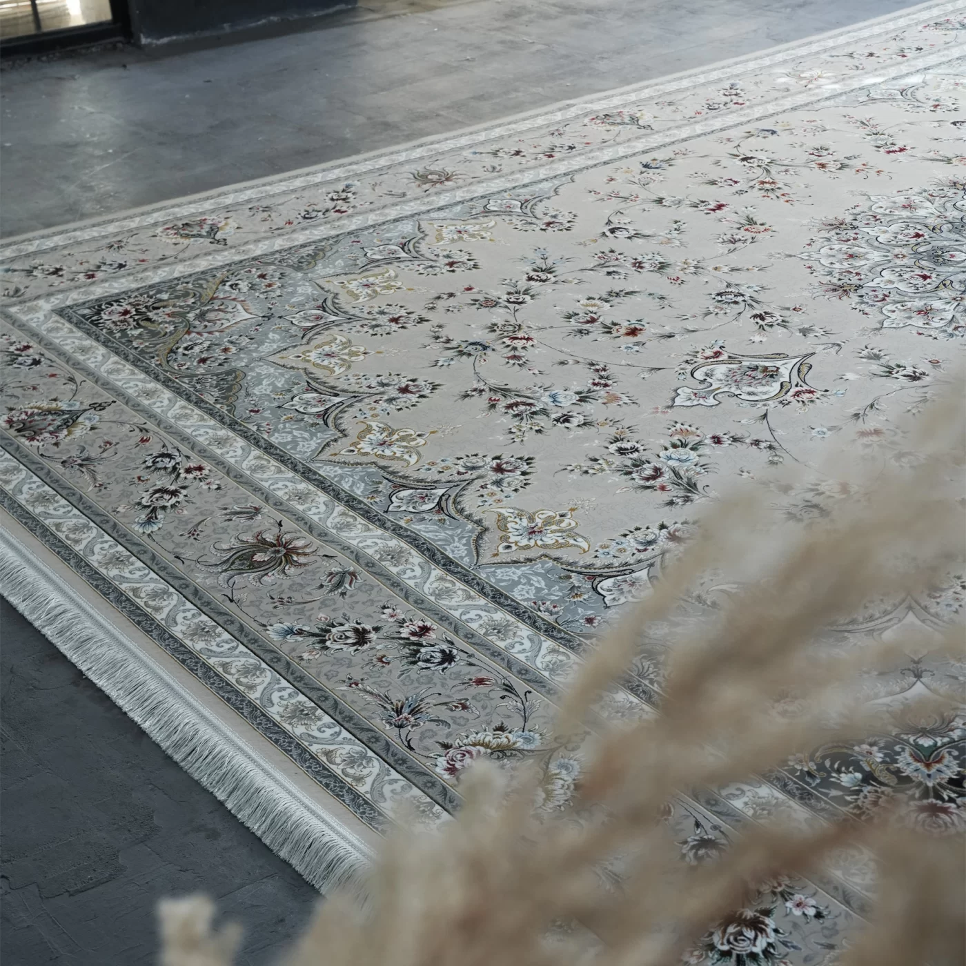 فرش ماشینی 1200 شانه تراکم 3600 گل برجسته طرح پرند بژ طلا کوب