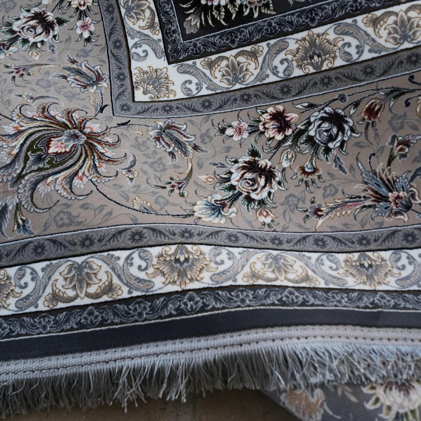 فرش ماشینی 1200 شانه تراکم 3600 گل برجسته طرح پرند دلفینی