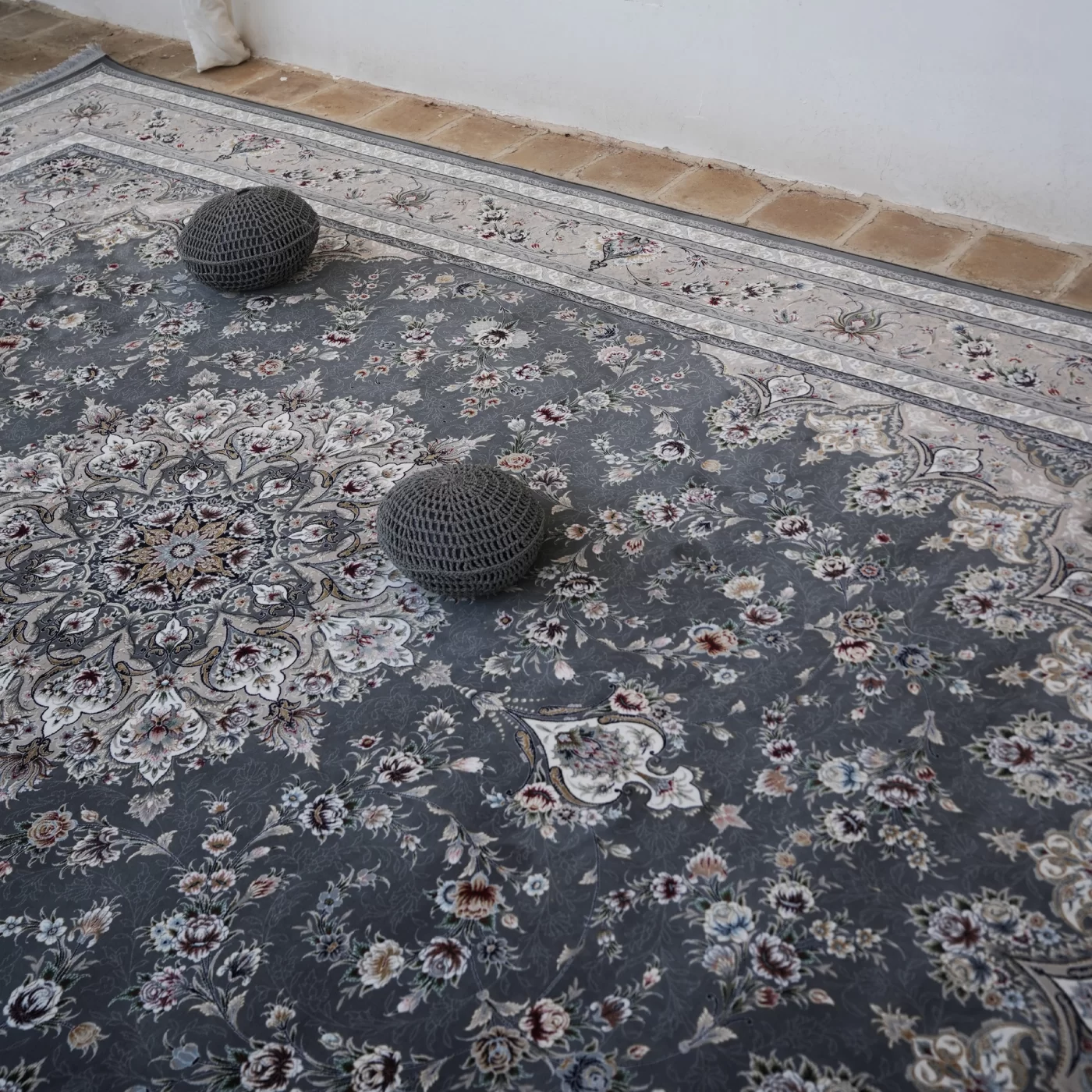 فرش ماشینی 1200 شانه تراکم 3600 گل برجسته طرح پرند دلفینی