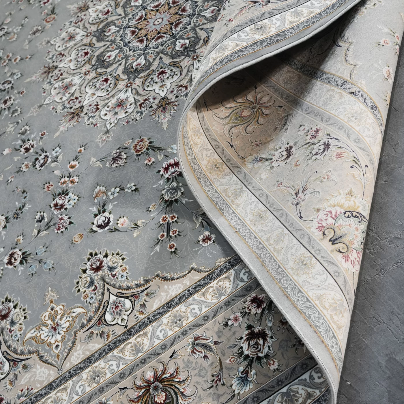 فرش ماشینی 1200 شانه تراکم 3600 گل برجسته طرح پرند نقره ای طلاکوب