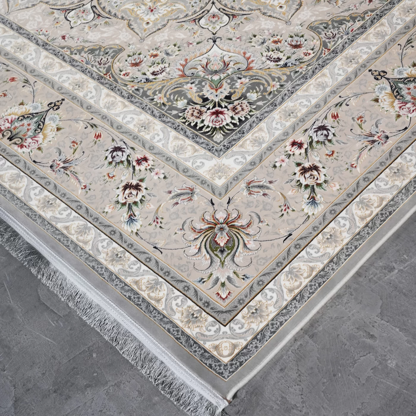 فرش ماشینی 1200 شانه تراکم 3600 گل برجسته طرح پرند نقره ای طلاکوب