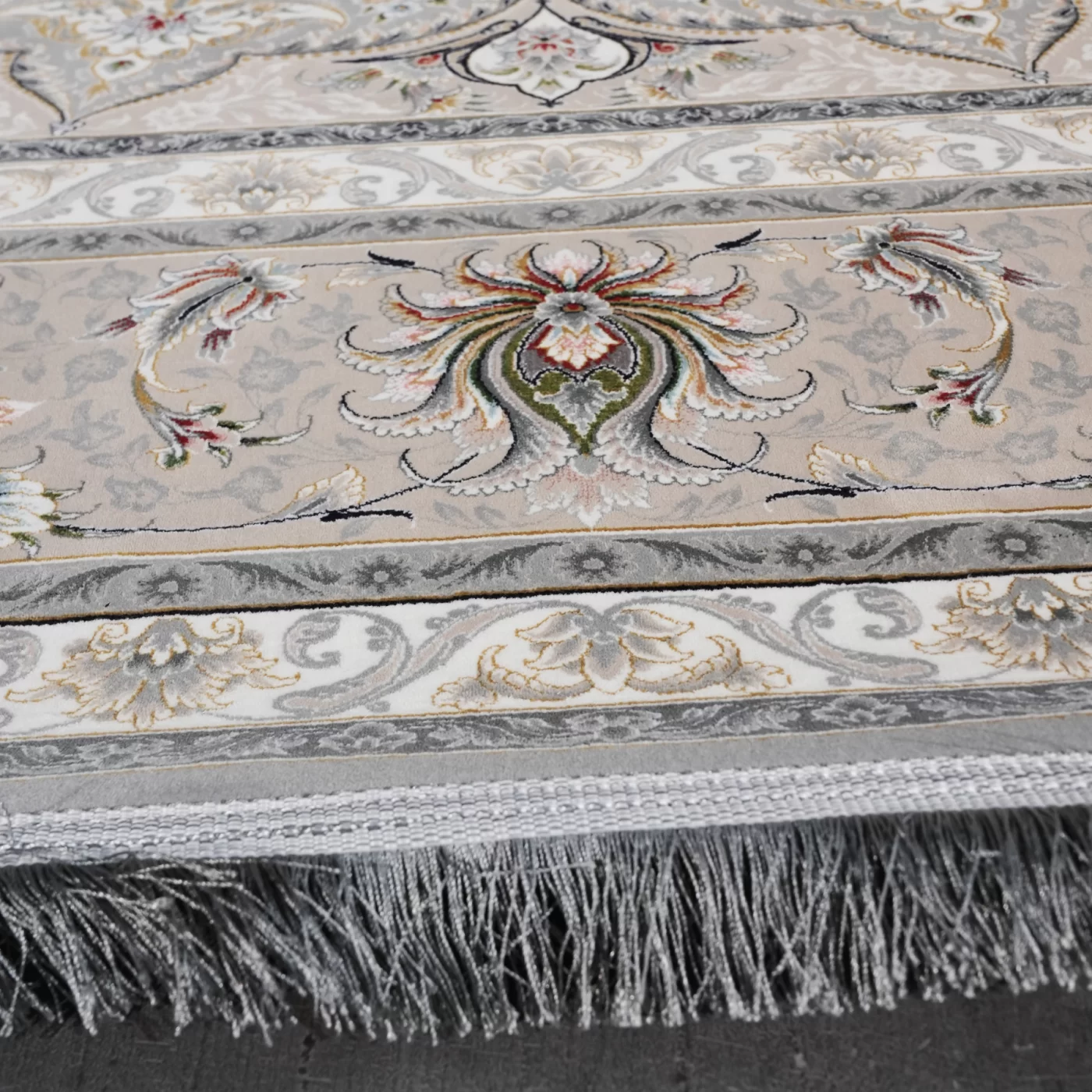 فرش ماشینی 1200 شانه تراکم 3600 گل برجسته طرح پرند نقره ای طلاکوب