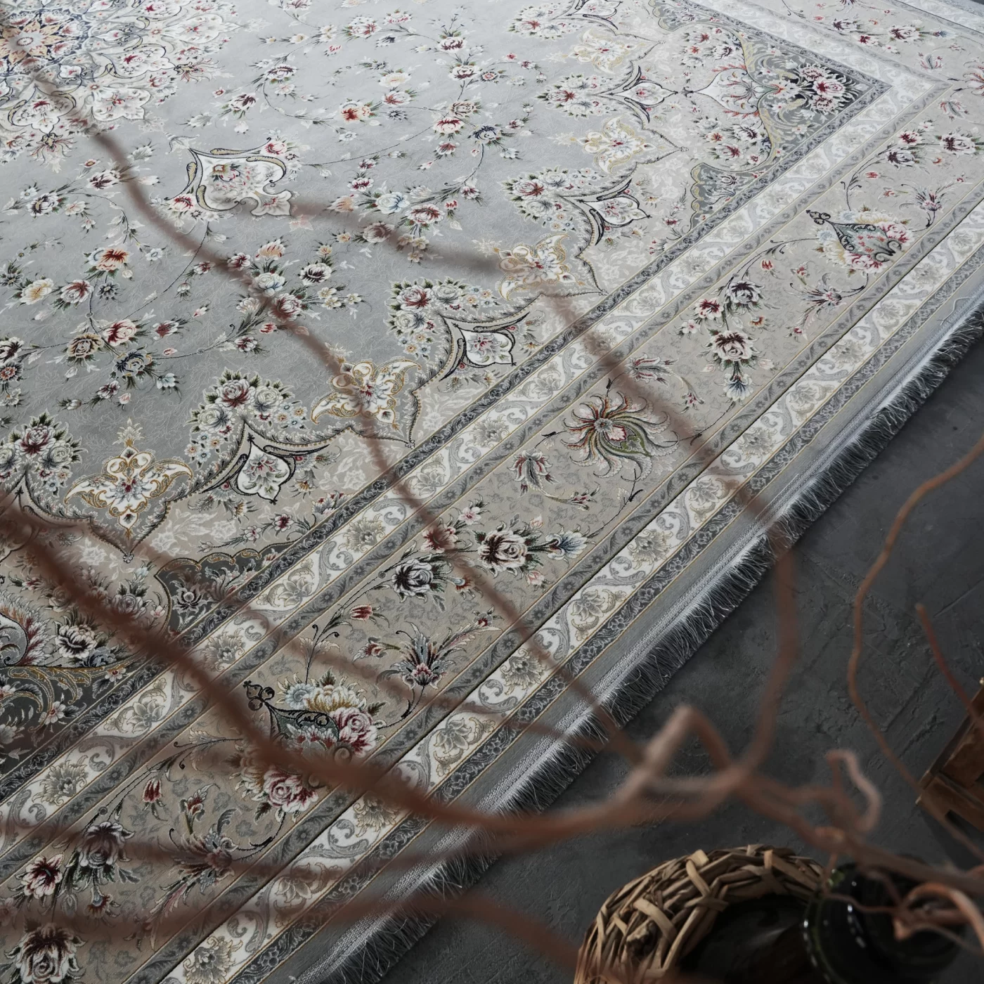 فرش ماشینی 1200 شانه تراکم 3600 گل برجسته طرح پرند نقره ای طلاکوب