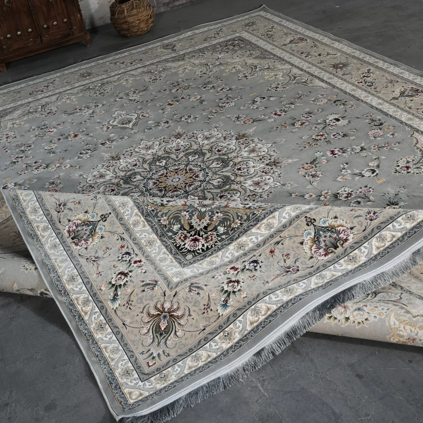 فرش ماشینی 1200 شانه تراکم 3600 گل برجسته طرح پرند نقره ای طلاکوب