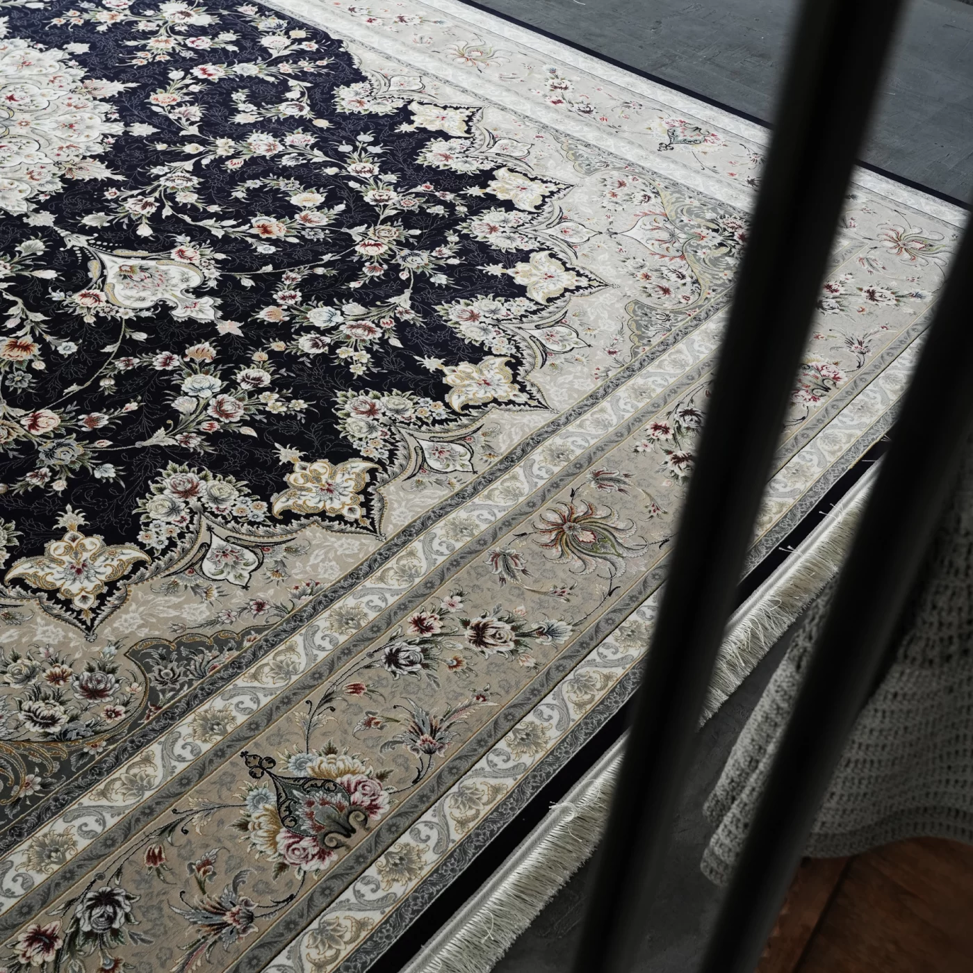 فرش ماشینی 1200 شانه تراکم 3600 گل برجسته طرح پرند سرمه ای