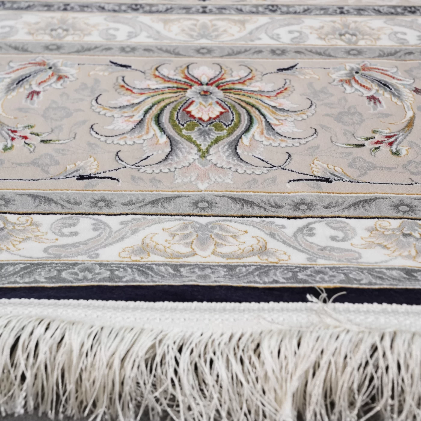 فرش ماشینی 1200 شانه تراکم 3600 گل برجسته طرح پرند سرمه ای