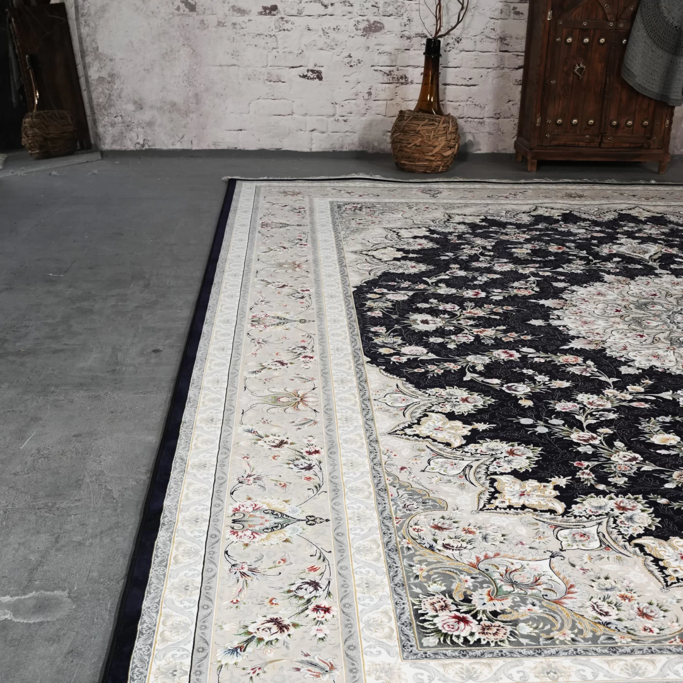 فرش ماشینی 1200 شانه تراکم 3600 گل برجسته طرح پرند سرمه ای