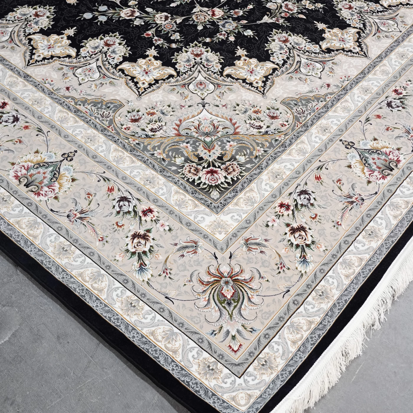 فرش ماشینی 1200 شانه تراکم 3600 گل برجسته طرح پرند سرمه ای