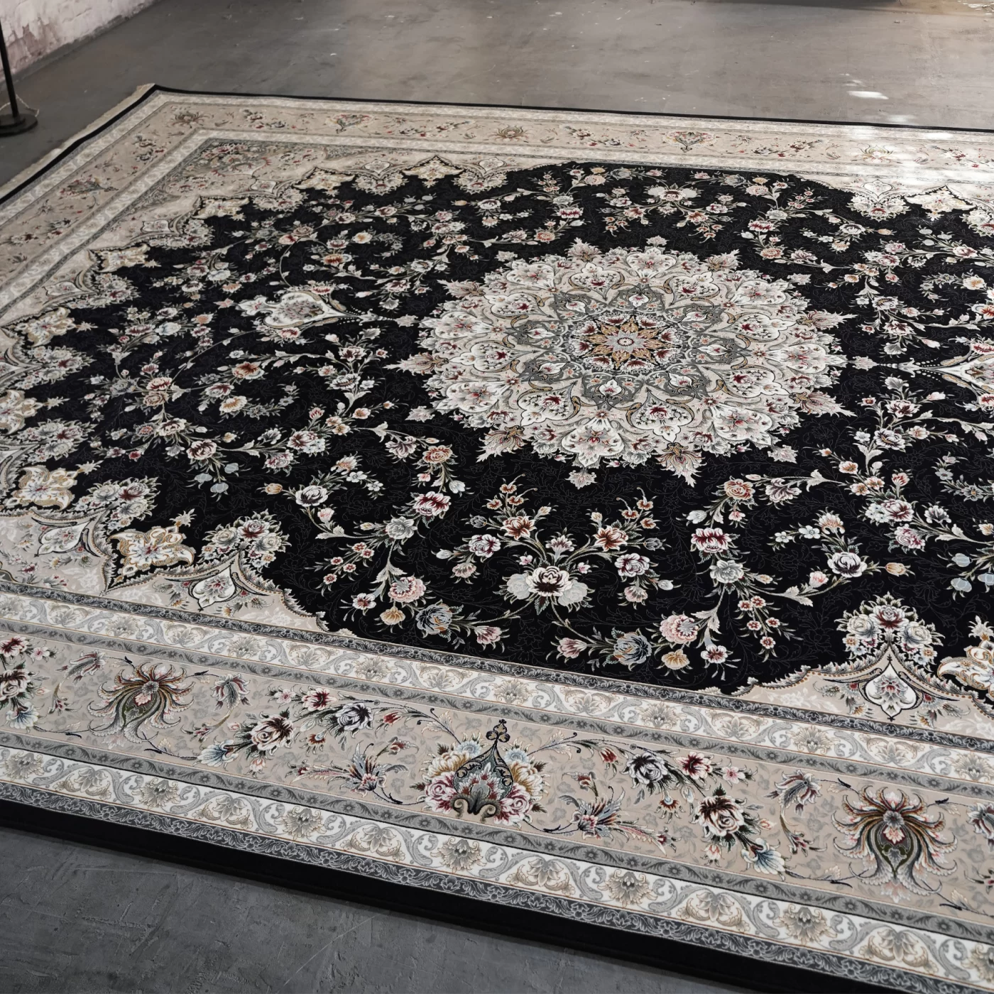 فرش ماشینی 1200 شانه تراکم 3600 گل برجسته طرح پرند سرمه ای