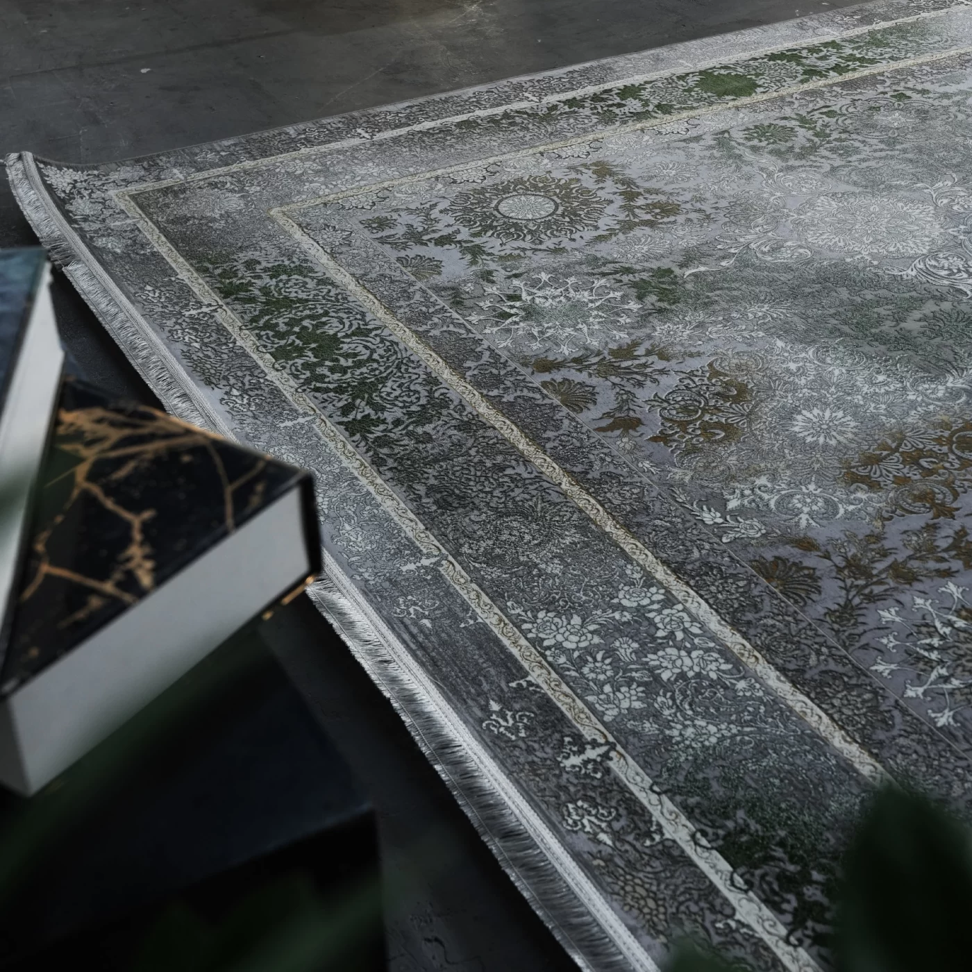 فرش ماشینی 1200 شانه تراکم 3600 گل برجسته طرح رولکس فیلی