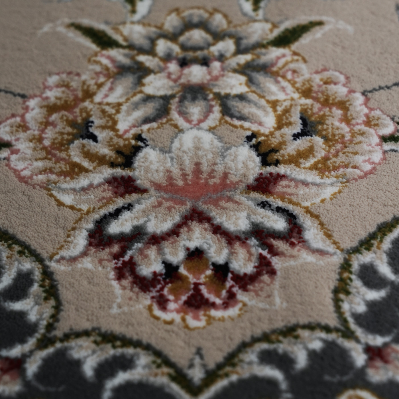 فرش ماشینی 1200 شانه تراکم 3600 گل برجسته طرح رزیتا بژ