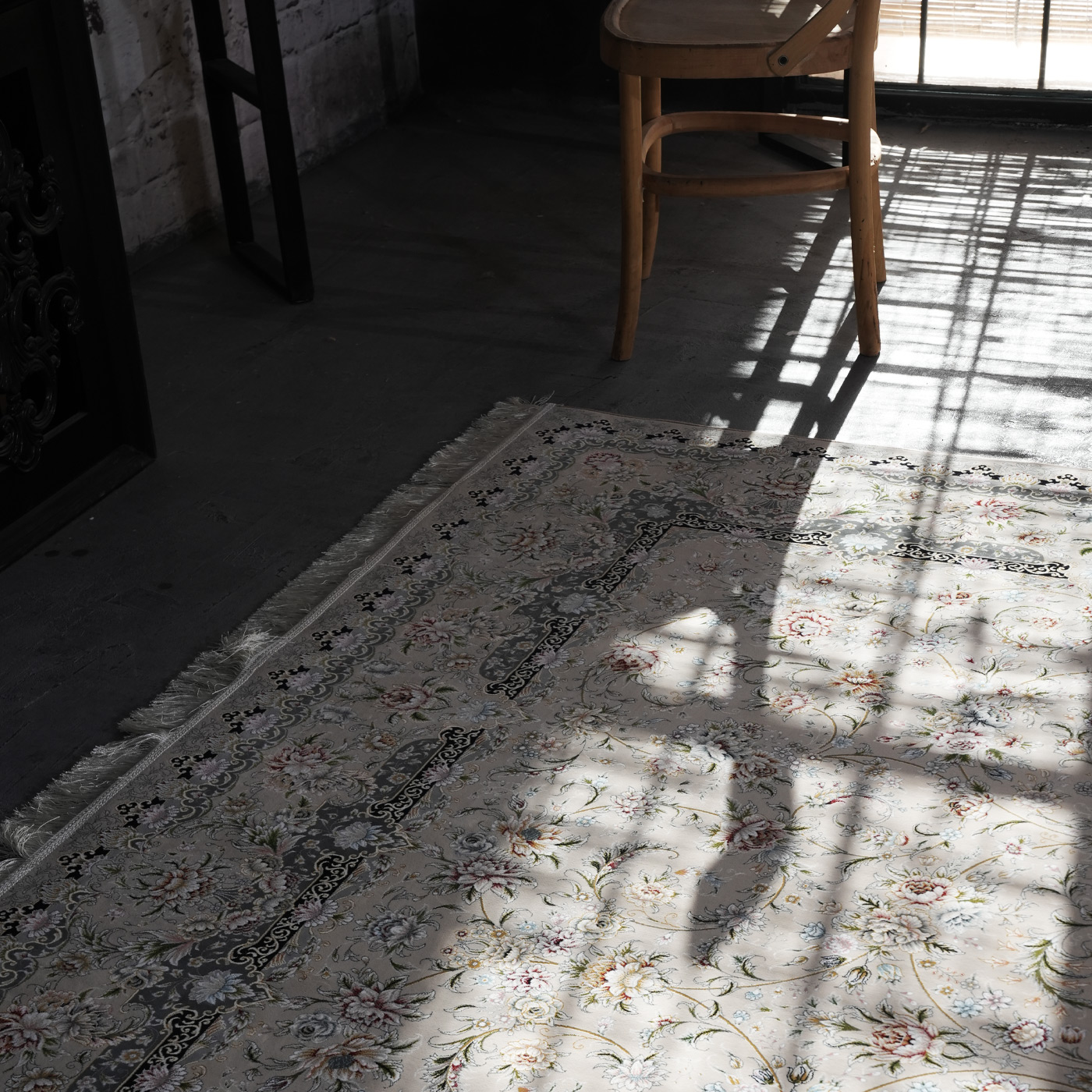 فرش ماشینی 1200 شانه تراکم 3600 گل برجسته طرح رزیتا بژ