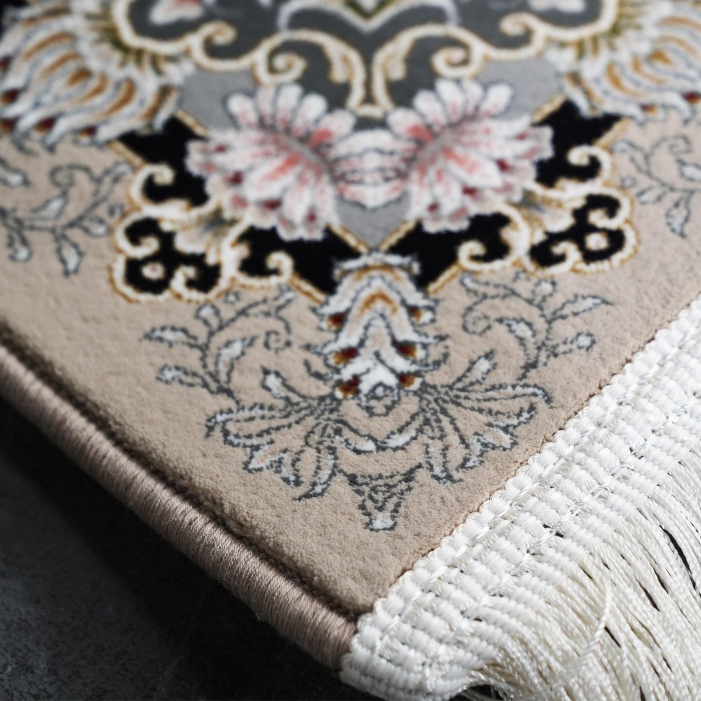 فرش ماشینی 1200 شانه تراکم 3600 گل برجسته طرح رزیتا بژ