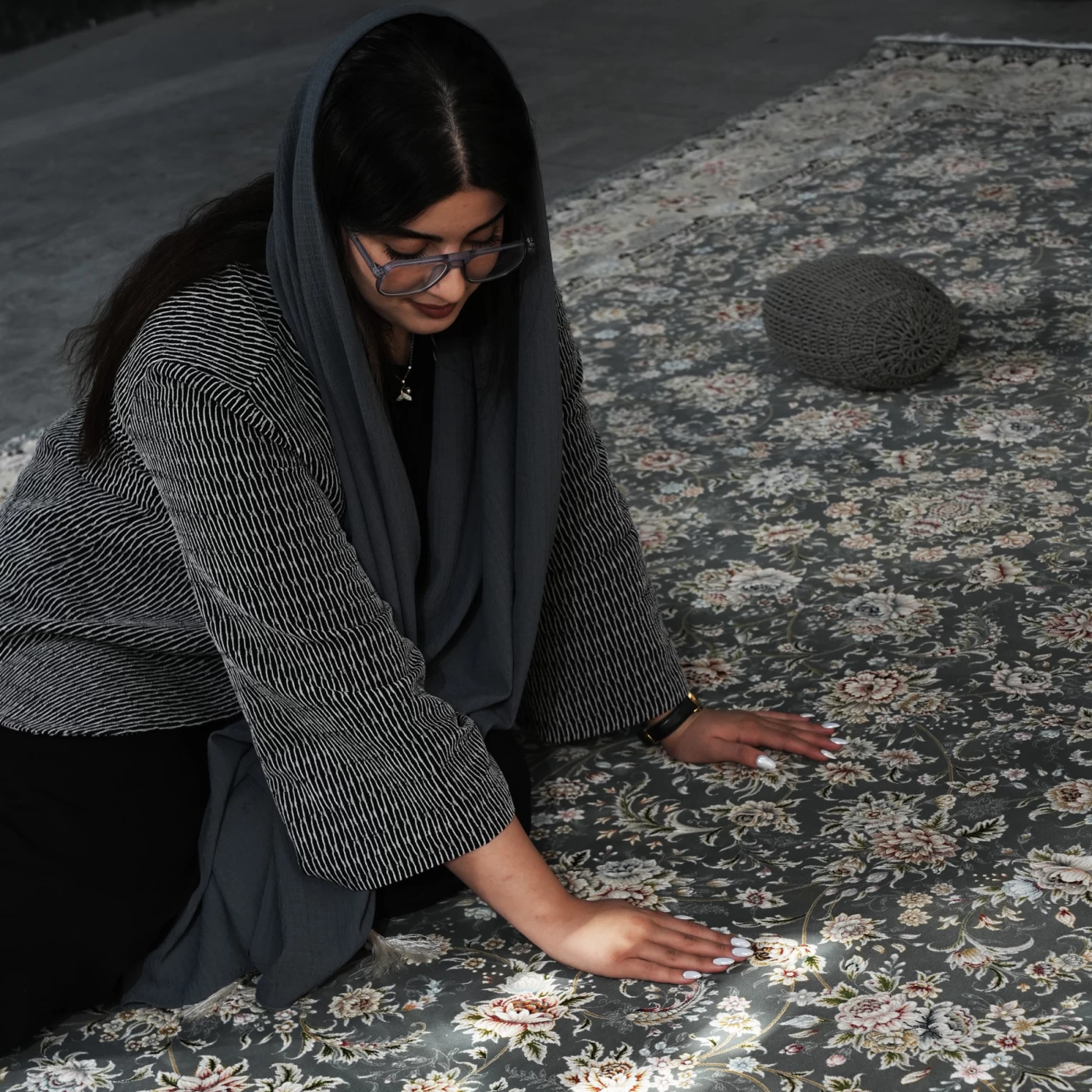 فرش ماشینی 1200 شانه تراکم 3600 گل برجسته طرح رزیتا دلفینی