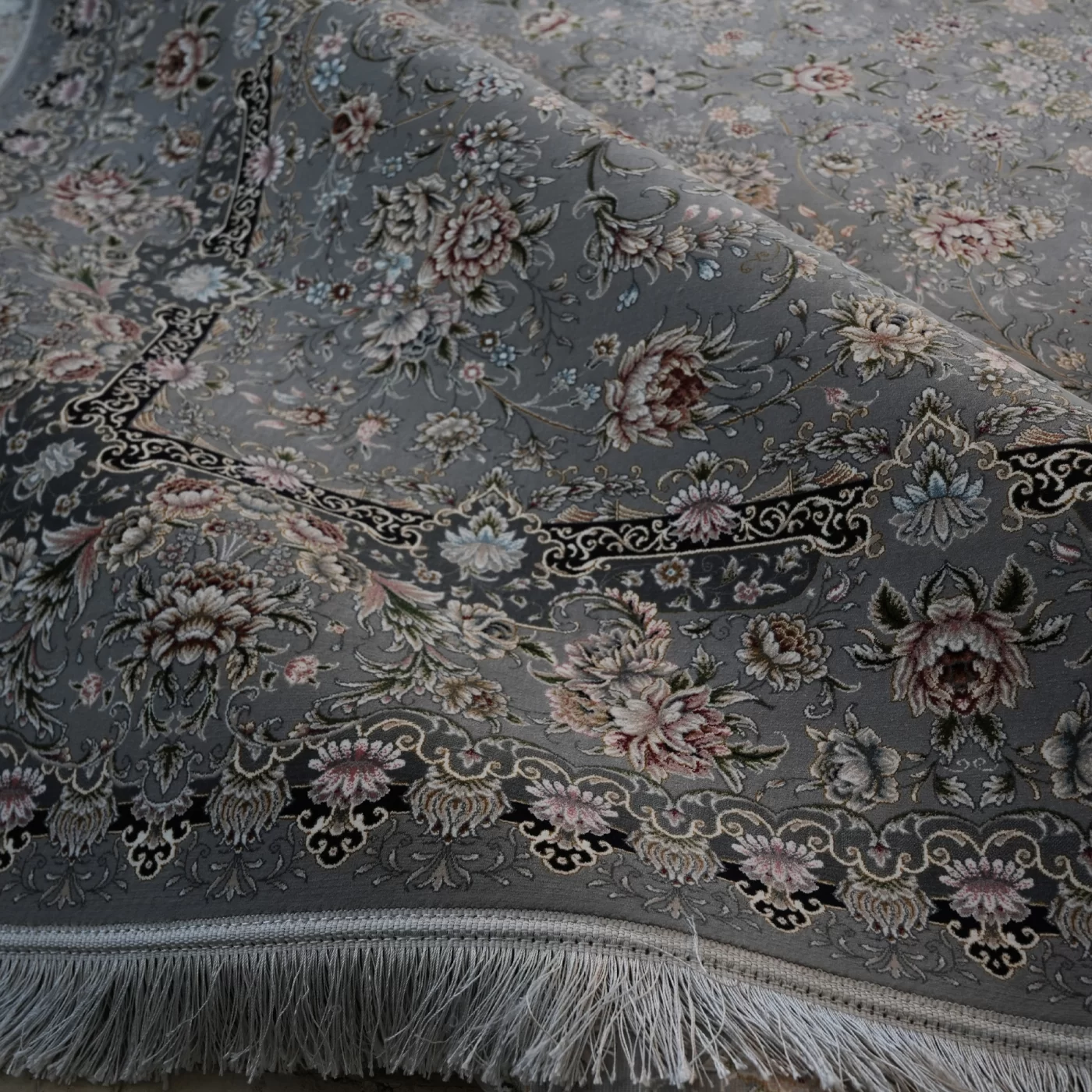 فرش ماشینی 1200 شانه تراکم 3600 گل برجسته طرح رزیتا نقره ای