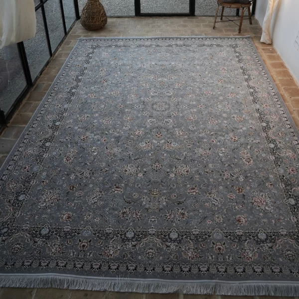 فرش ماشینی 1200 شانه تراکم 3600 گل برجسته طرح رزیتا نقره ای