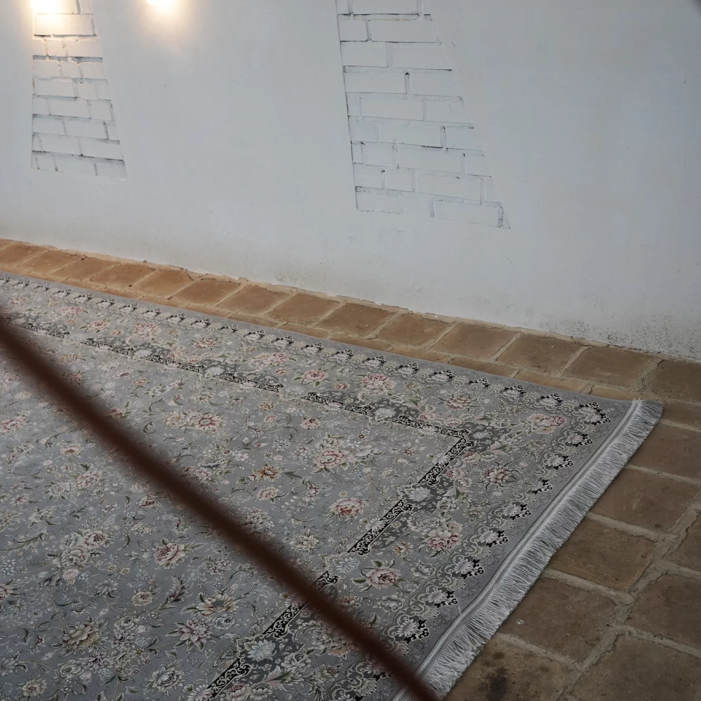 فرش ماشینی 1200 شانه تراکم 3600 گل برجسته طرح رزیتا نقره ای