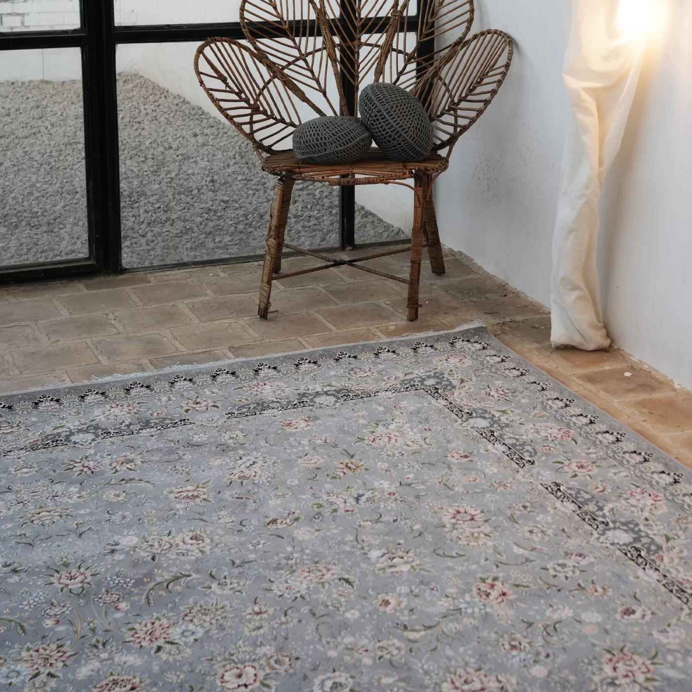 فرش ماشینی 1200 شانه تراکم 3600 گل برجسته طرح رزیتا نقره ای