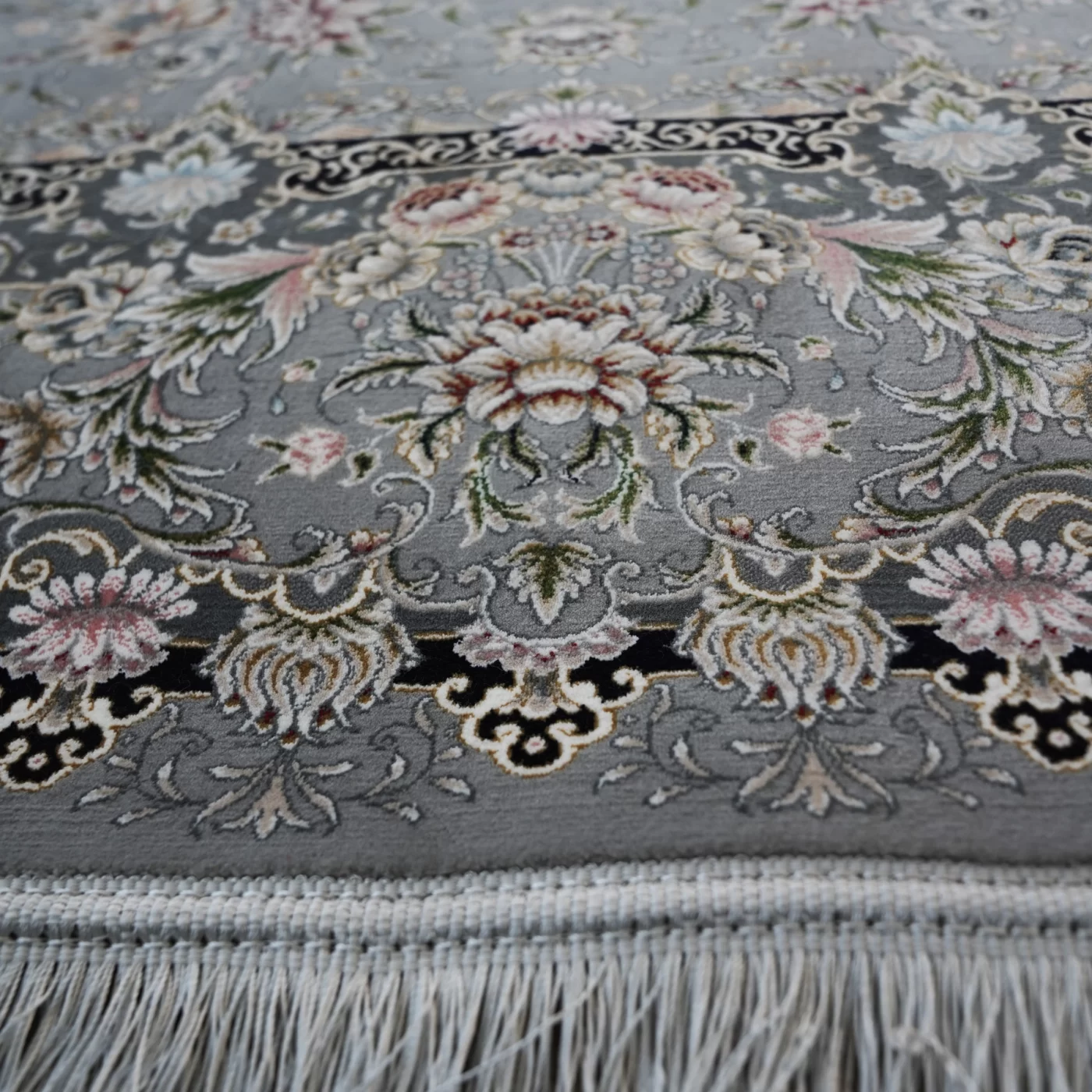 فرش ماشینی 1200 شانه تراکم 3600 گل برجسته طرح رزیتا نقره ای