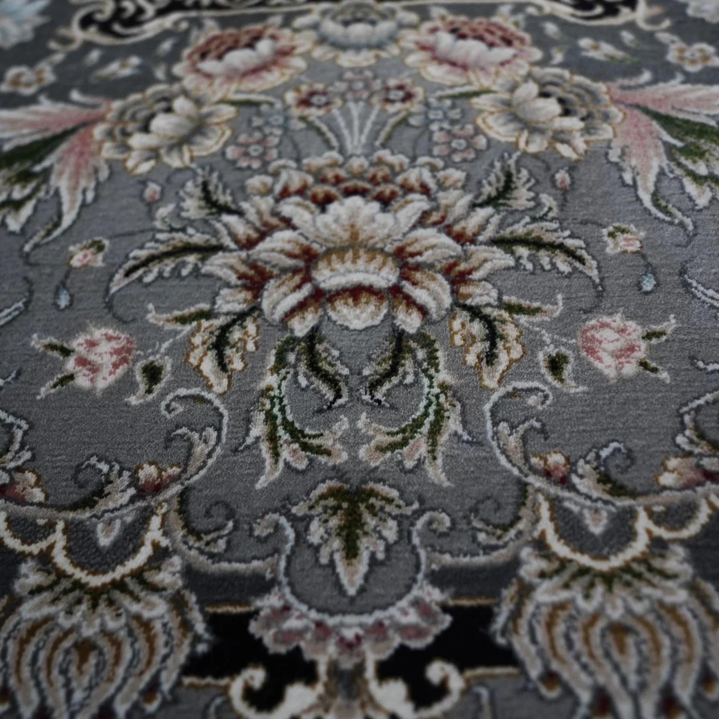 فرش ماشینی 1200 شانه تراکم 3600 گل برجسته طرح رزیتا نقره ای