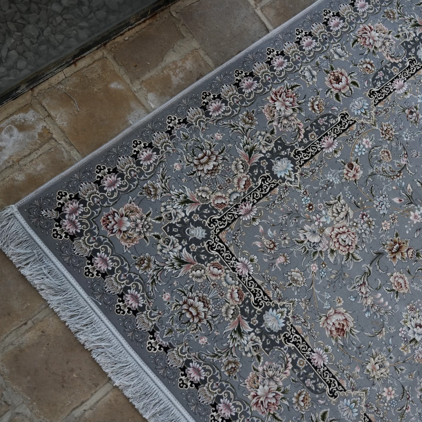 فرش ماشینی 1200 شانه تراکم 3600 گل برجسته طرح رزیتا نقره ای