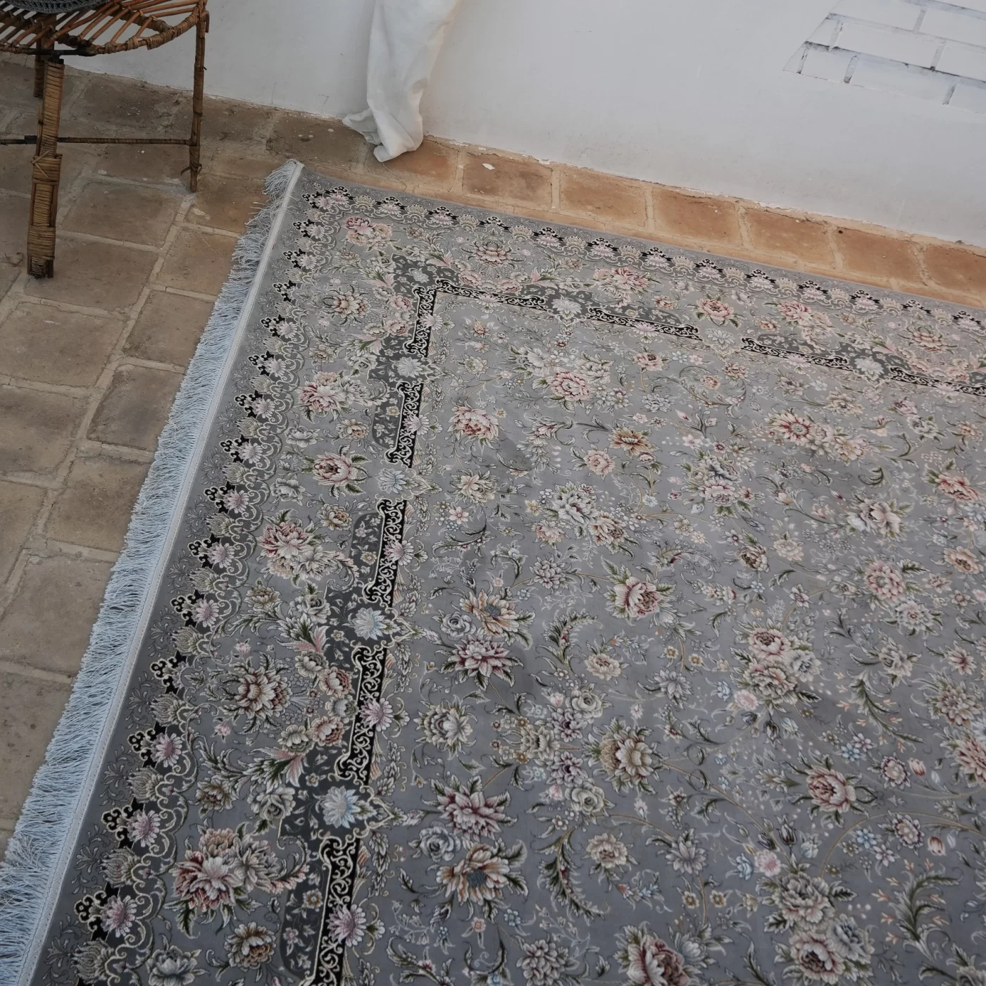 فرش ماشینی 1200 شانه تراکم 3600 گل برجسته طرح رزیتا نقره ای