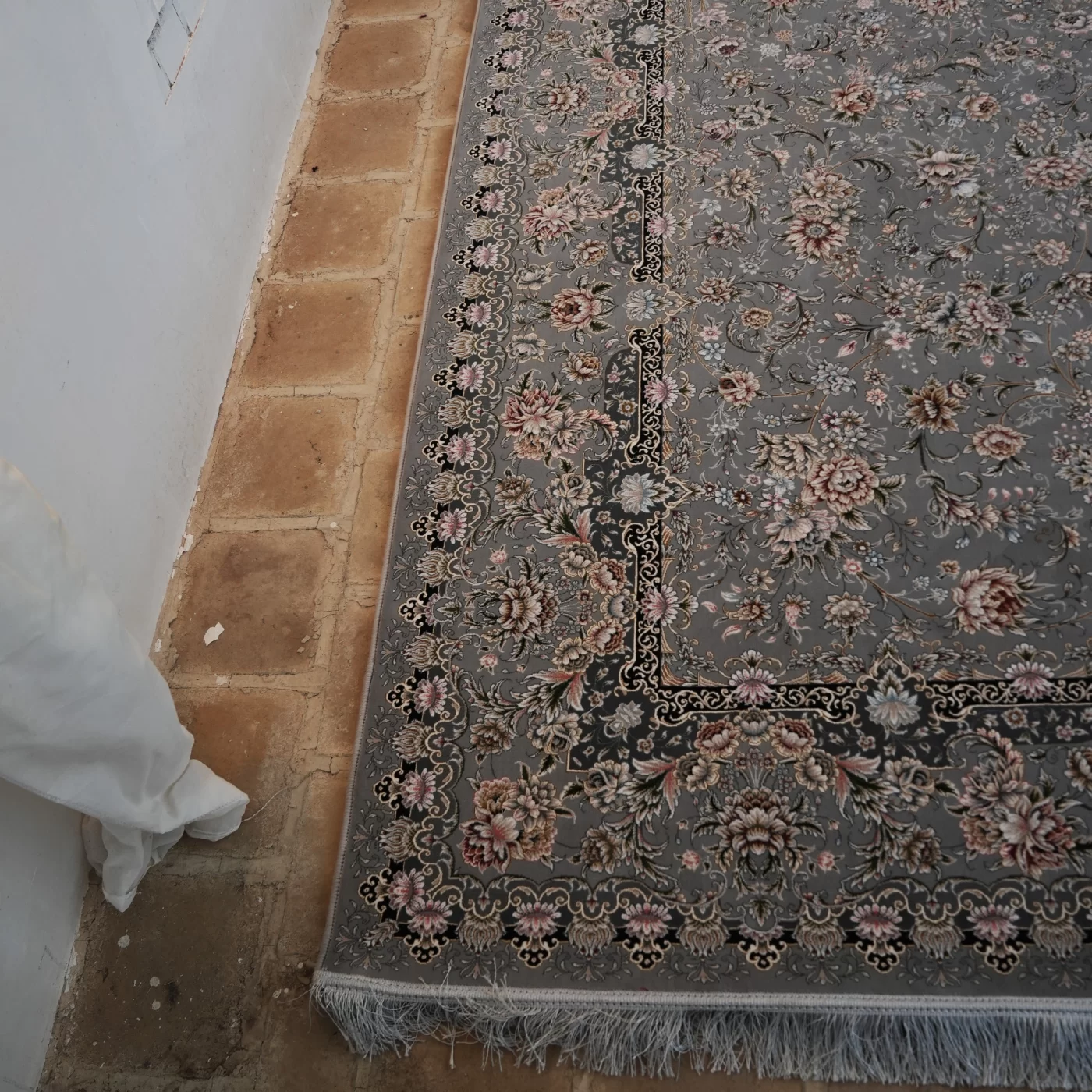 فرش ماشینی 1200 شانه تراکم 3600 گل برجسته طرح رزیتا نقره ای