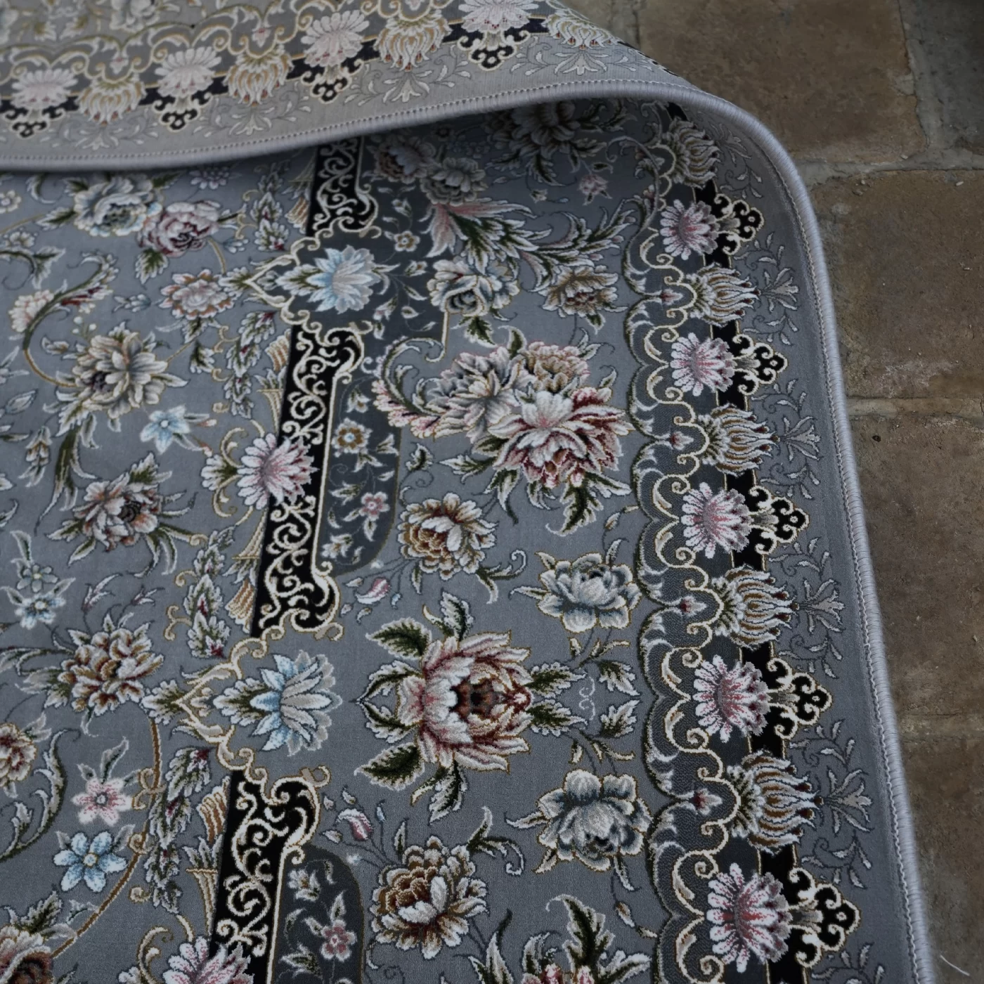 فرش ماشینی 1200 شانه تراکم 3600 گل برجسته طرح رزیتا نقره ای