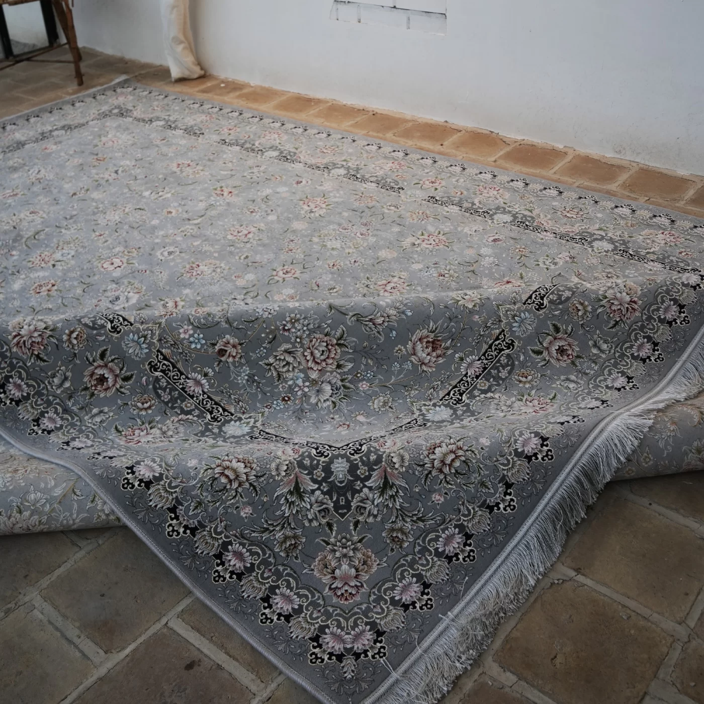 فرش ماشینی 1200 شانه تراکم 3600 گل برجسته طرح رزیتا نقره ای