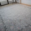 فرش ماشینی 1200 شانه تراکم 3600 گل برجسته طرح رزیتا نقره ای