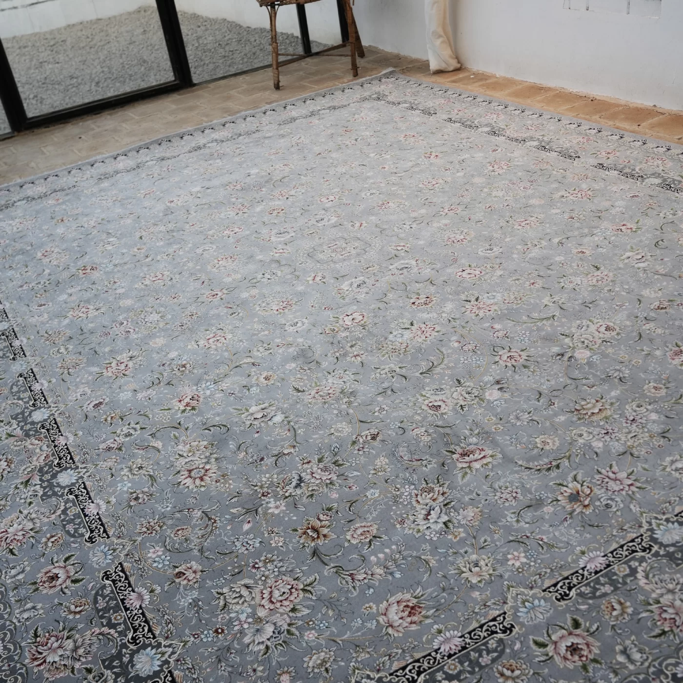 فرش ماشینی 1200 شانه تراکم 3600 گل برجسته طرح رزیتا نقره ای