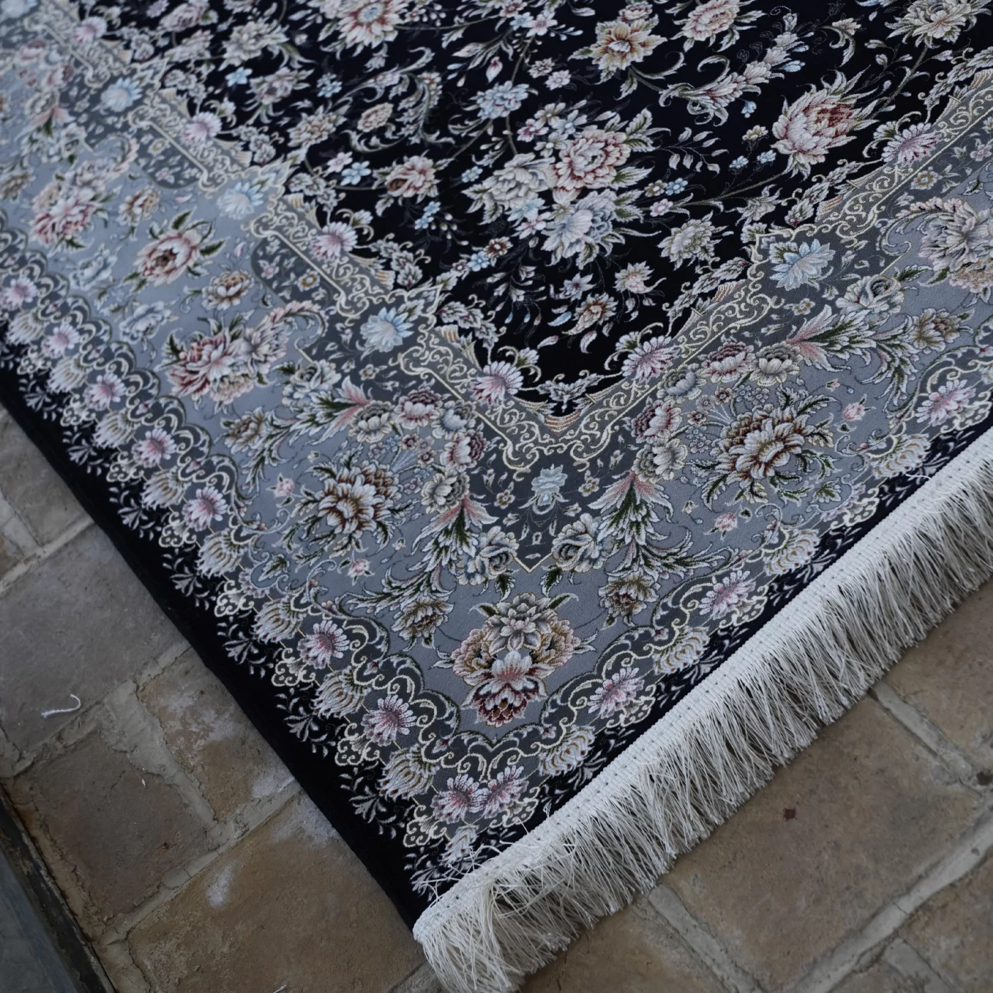 فرش ماشینی 1200 شانه تراکم 3600 گل برجسته طرح رزیتا سرمه ای