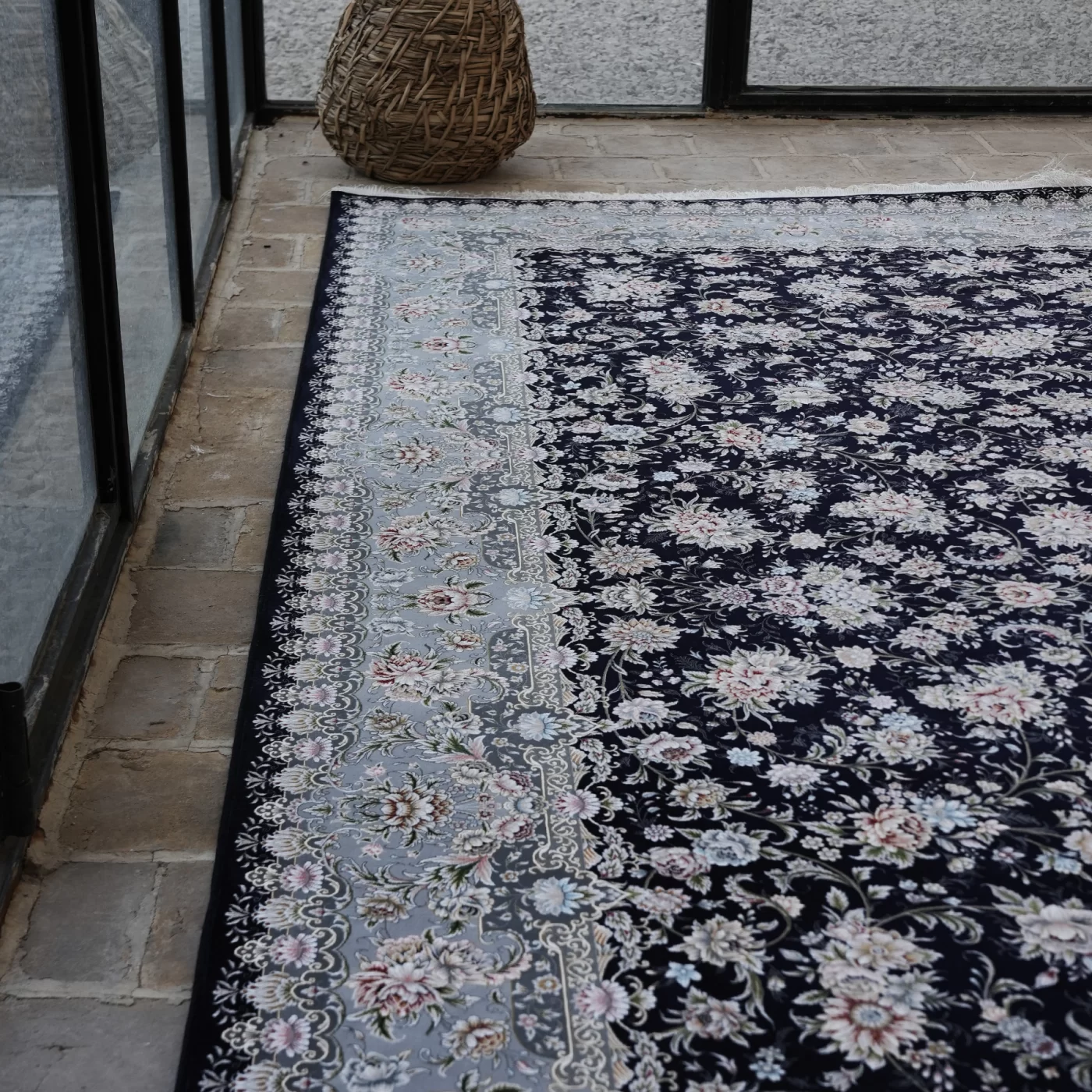 فرش ماشینی 1200 شانه تراکم 3600 گل برجسته طرح رزیتا سرمه ای