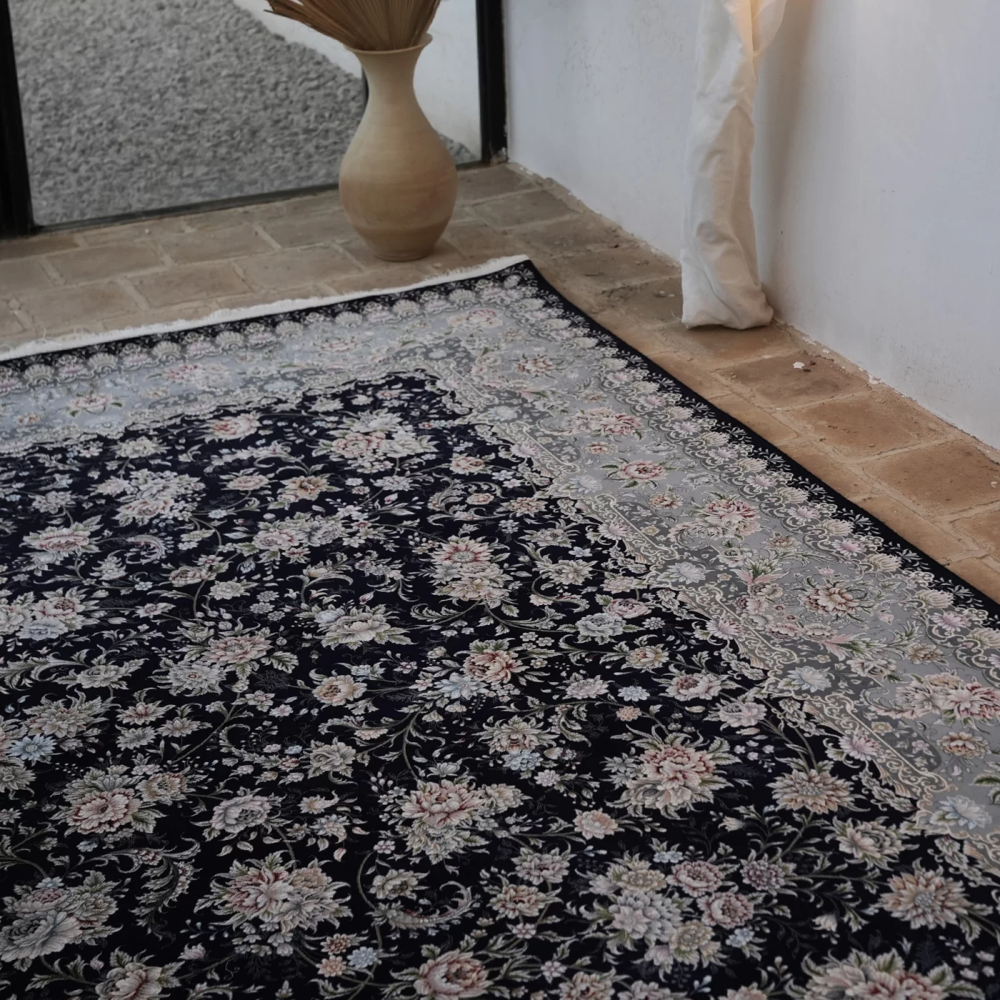 فرش ماشینی 1200 شانه تراکم 3600 گل برجسته طرح رزیتا سرمه ای