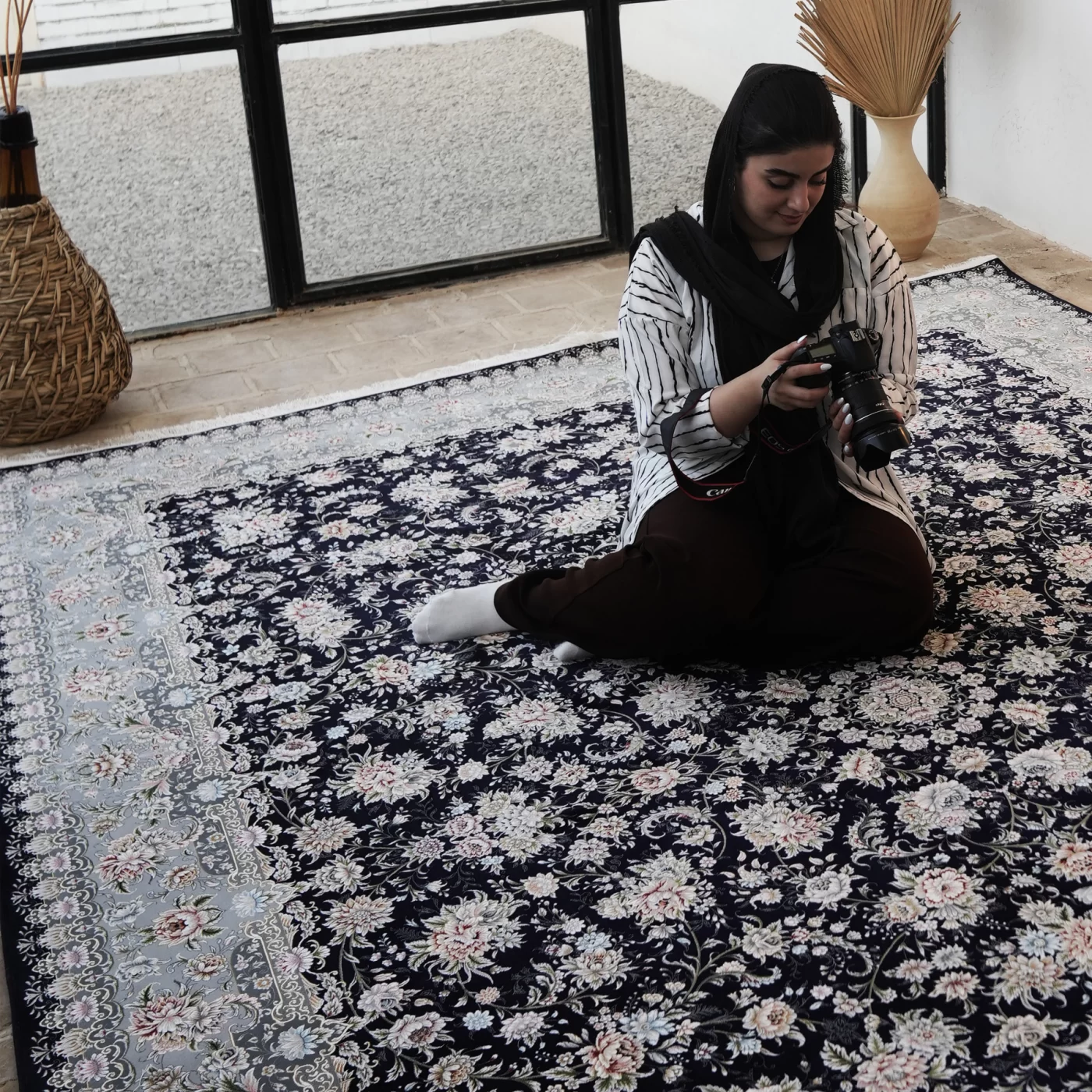 فرش ماشینی 1200 شانه تراکم 3600 گل برجسته طرح رزیتا سرمه ای