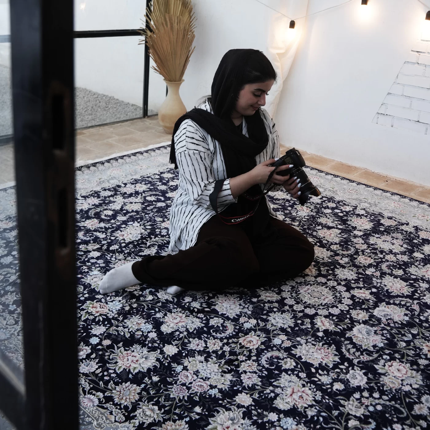 فرش ماشینی 1200 شانه تراکم 3600 گل برجسته طرح رزیتا سرمه ای